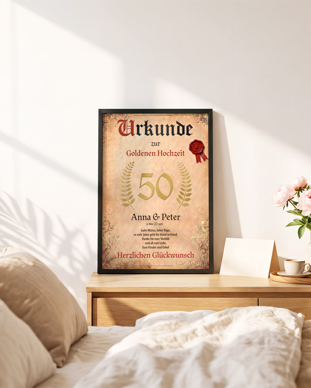 Urkunde zur Goldenen Hochzeit mit eigenem Text der Kinder statt Gedicht, im schwarzen Holzrahmen auf einem Nachttisch
