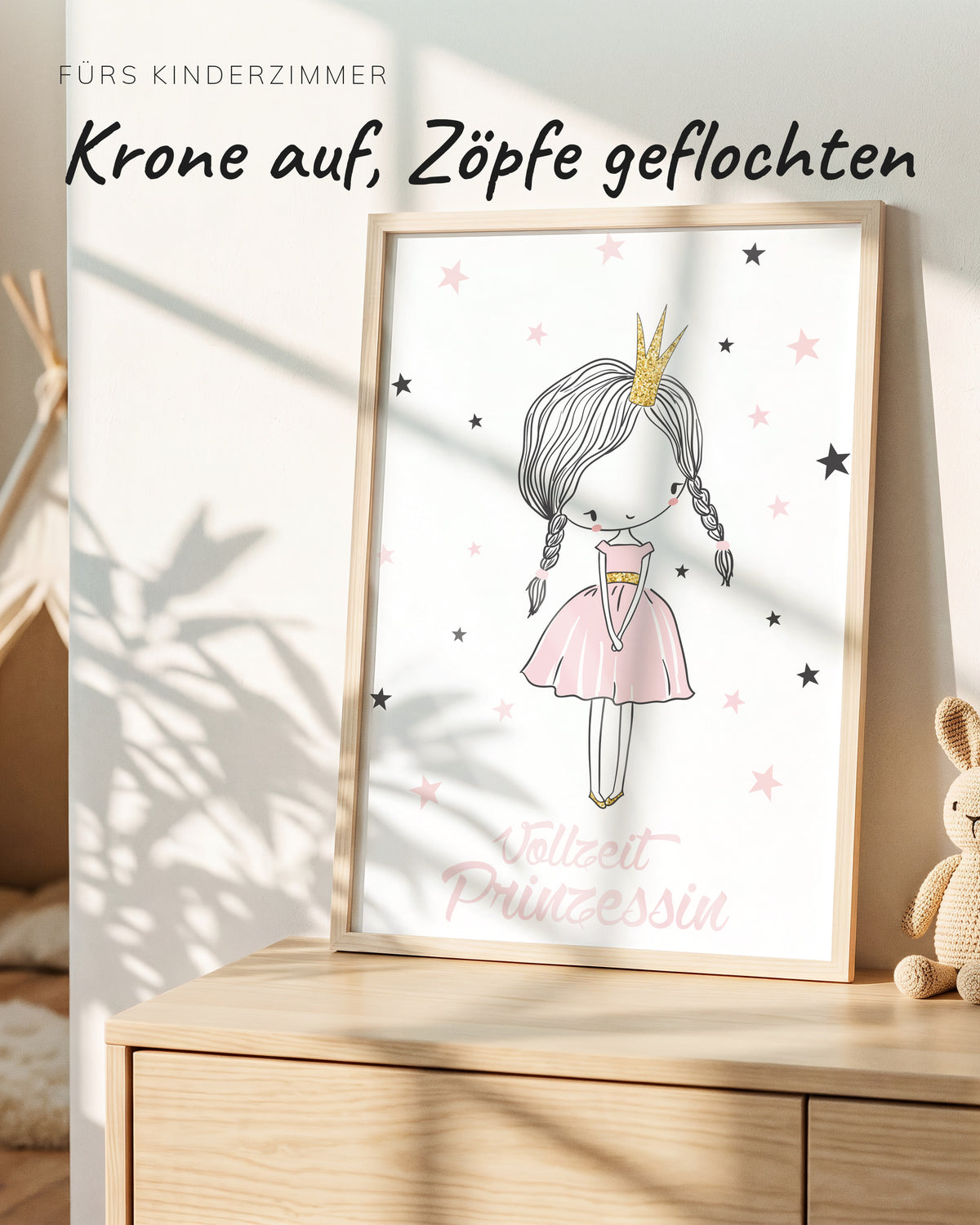 Kinderposter Vollzeitprinzessin im Holzrahmen auf einer Kommode im Kinderzimmer