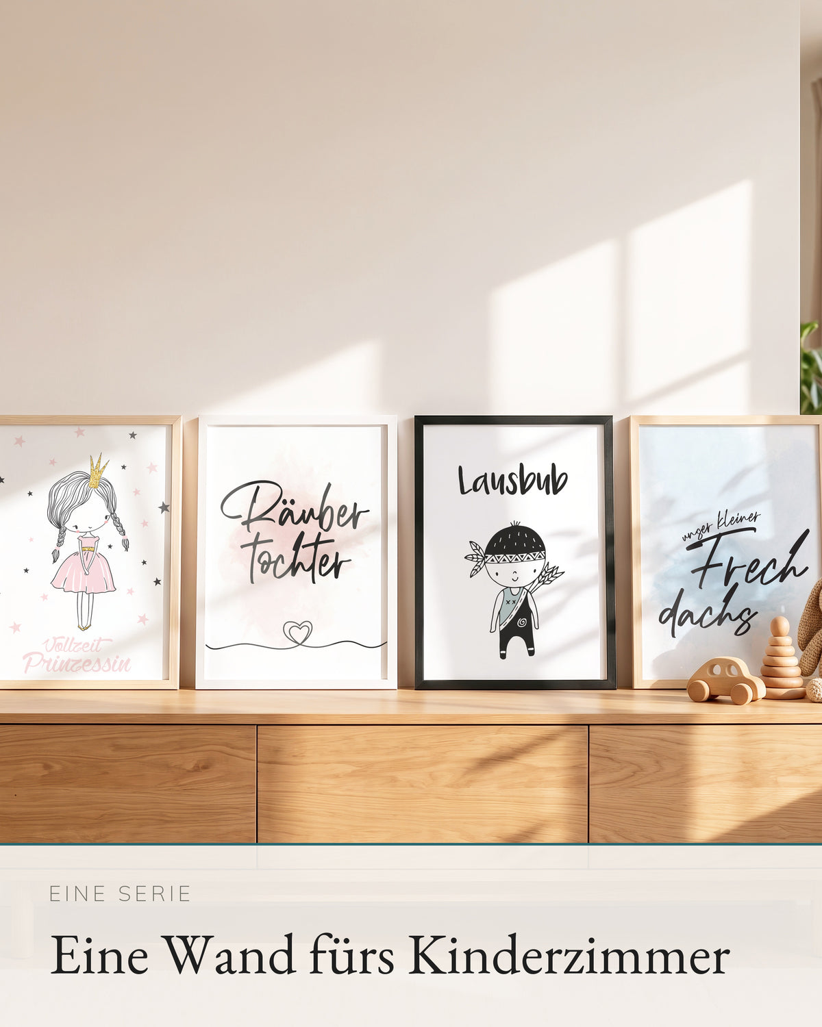 Vier Kinderposter der Serie auf einem Sideboard