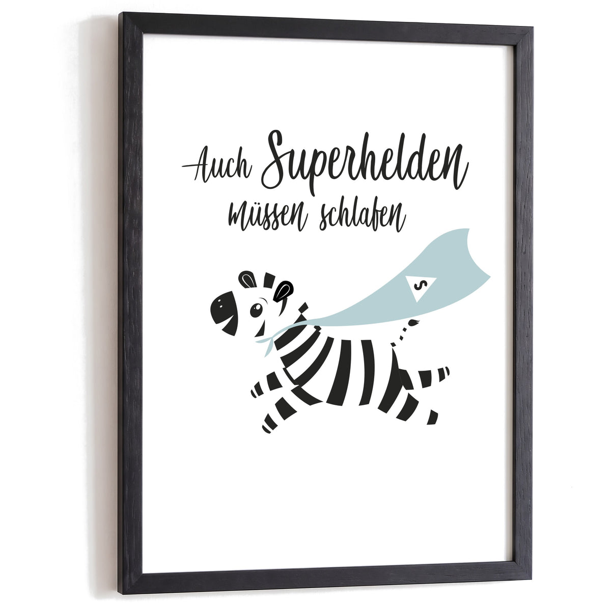 Kinderposter Auch Superhelden müssen schlafen im schwarzen Holzrahmen