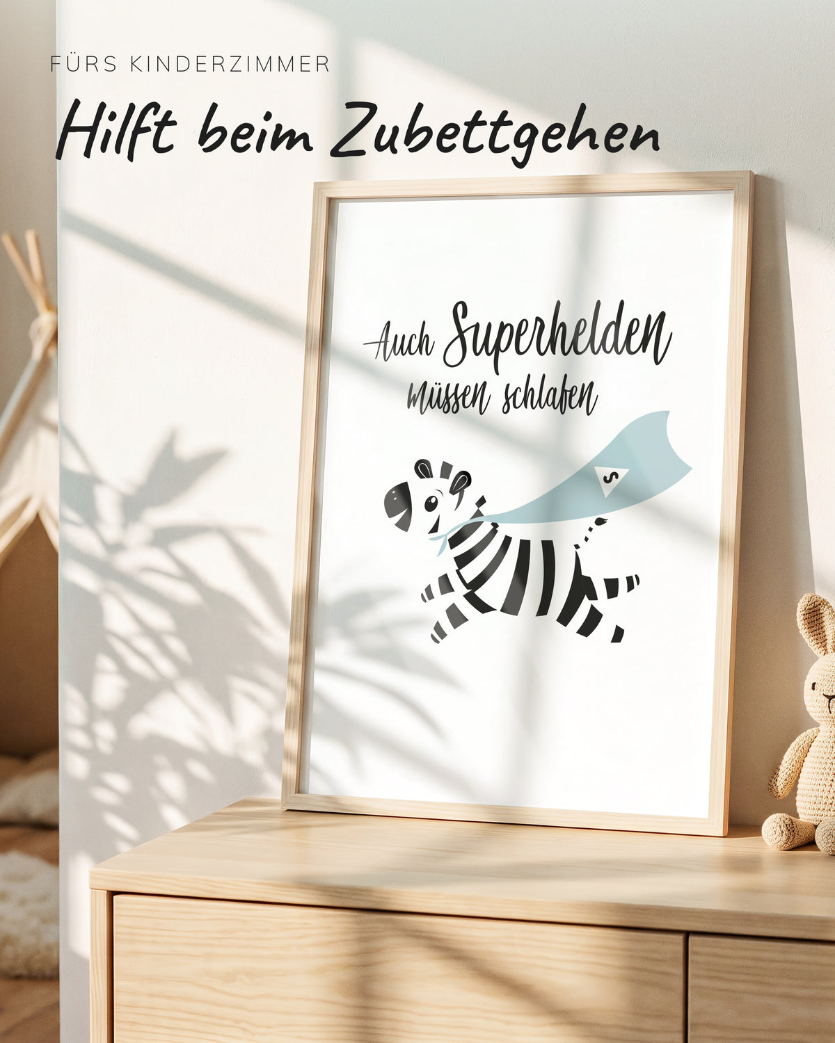 Kinderposter Auch Superhelden müssen schlafen im Holzrahmen auf einer Kommode im Kinderzimmer