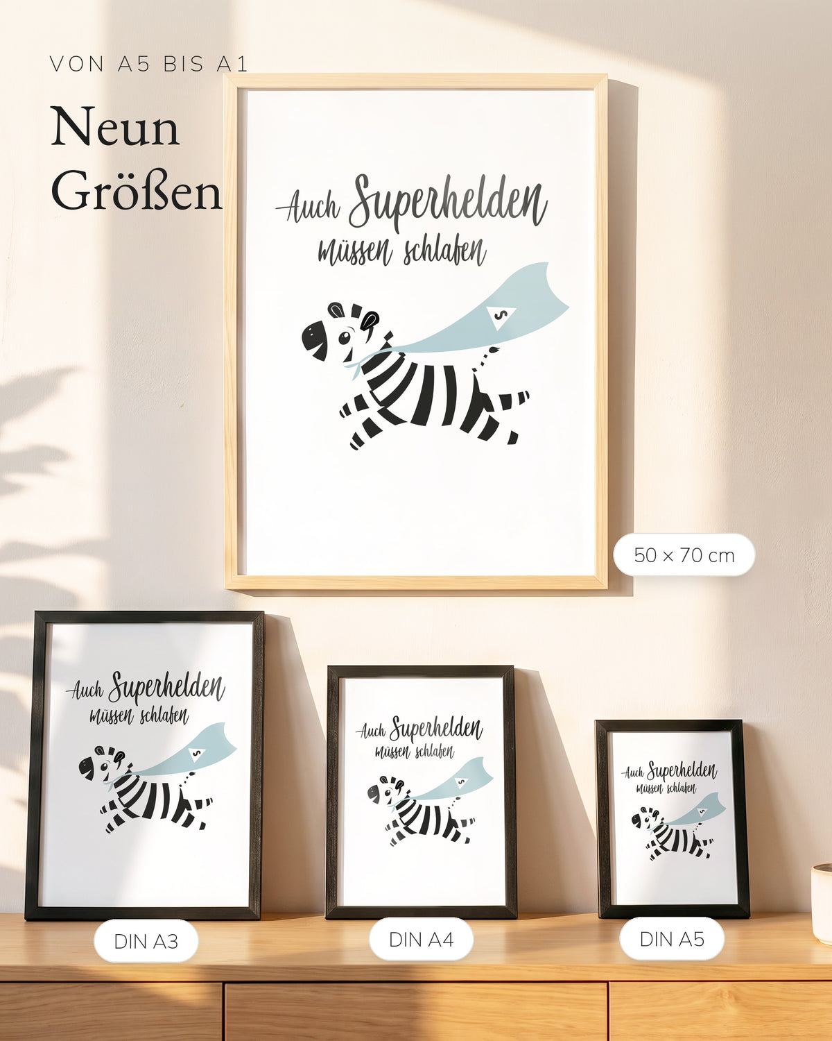 Kinderposter Auch Superhelden müssen schlafen in vier Größen an der Wand