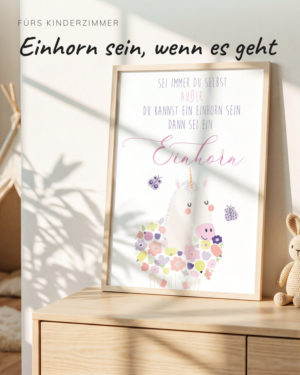 Kinderposter Einhorn im Holzrahmen auf einer Kommode im Kinderzimmer