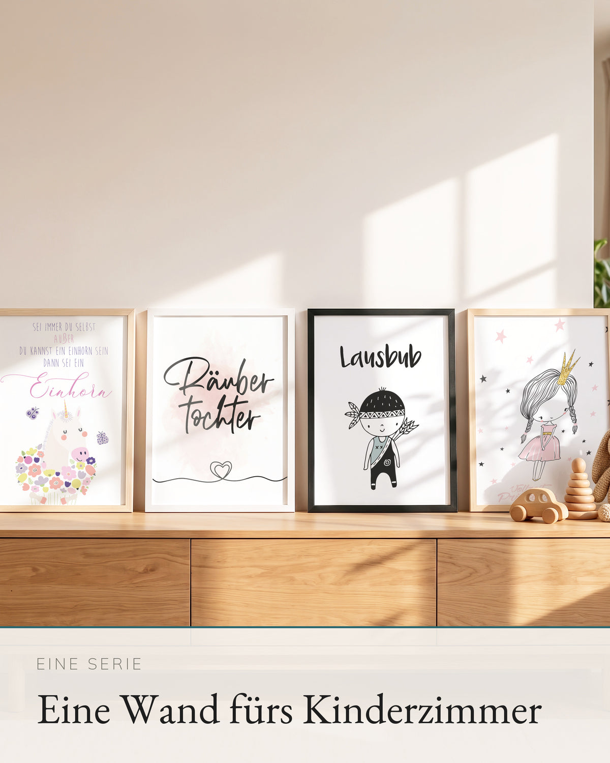 Vier Kinderposter der Serie auf einem Sideboard