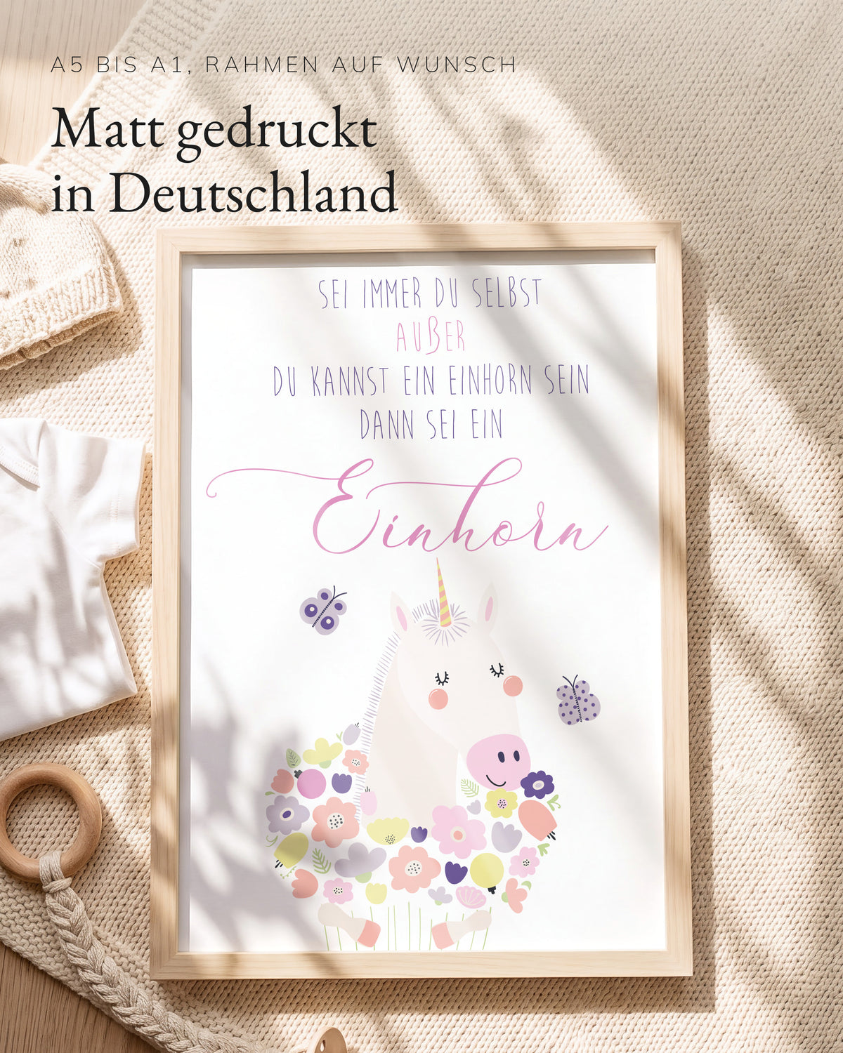 Kinderposter Einhorn im Holzrahmen auf einer Strickdecke
