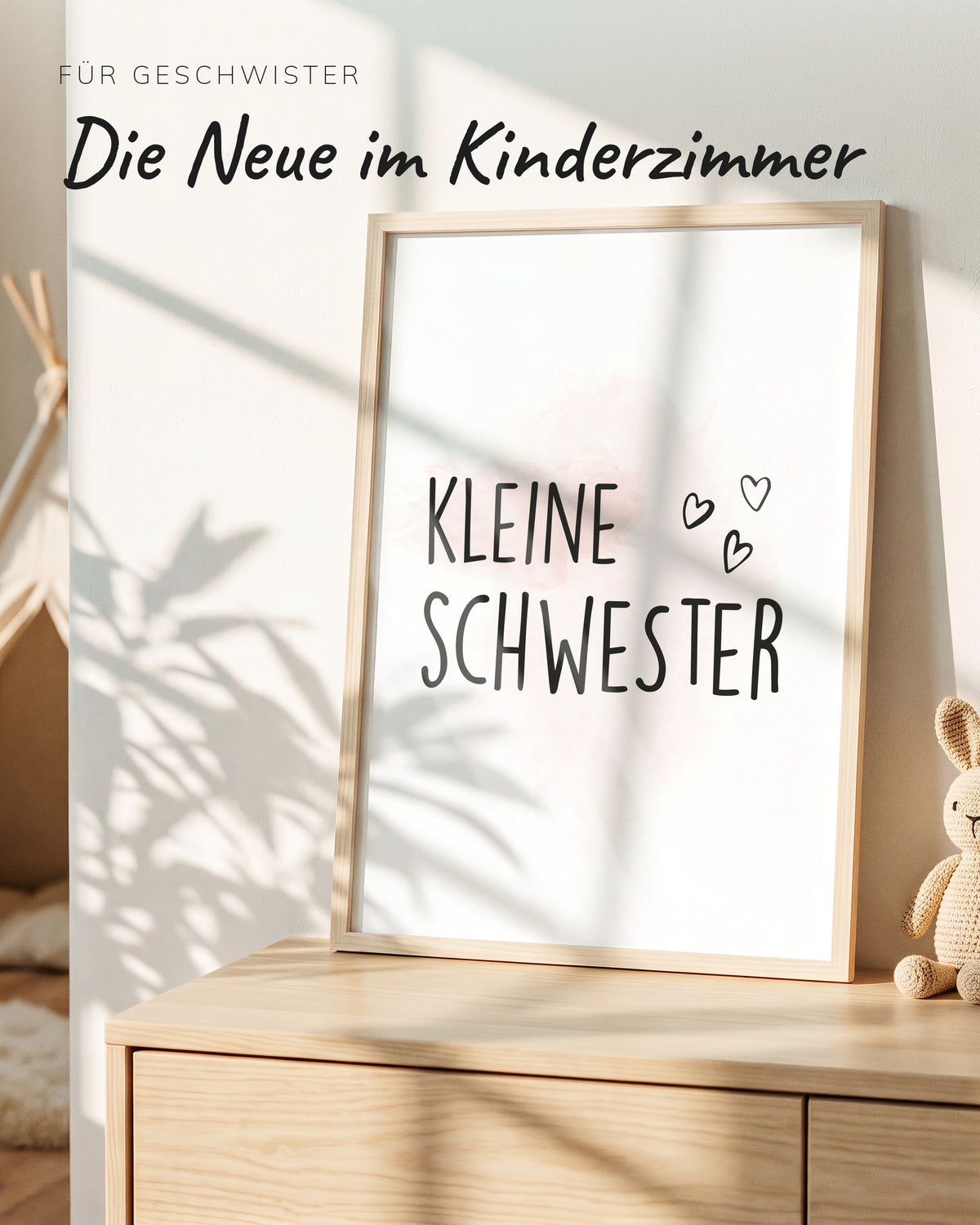 Kinderposter Kleine Schwester im Holzrahmen auf einer Kommode im Kinderzimmer