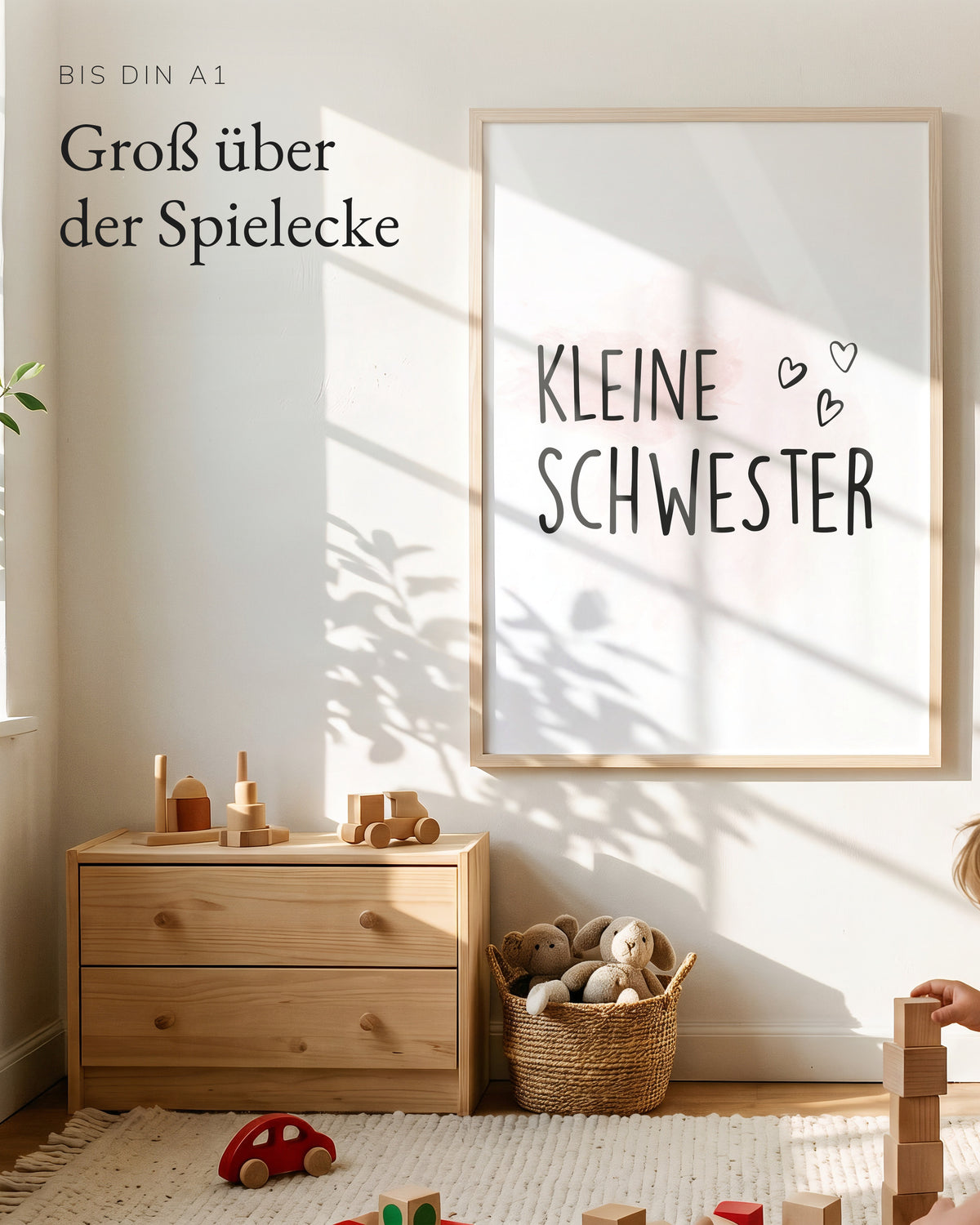 Kinderposter Kleine Schwester groß an der Wand über der Spielecke