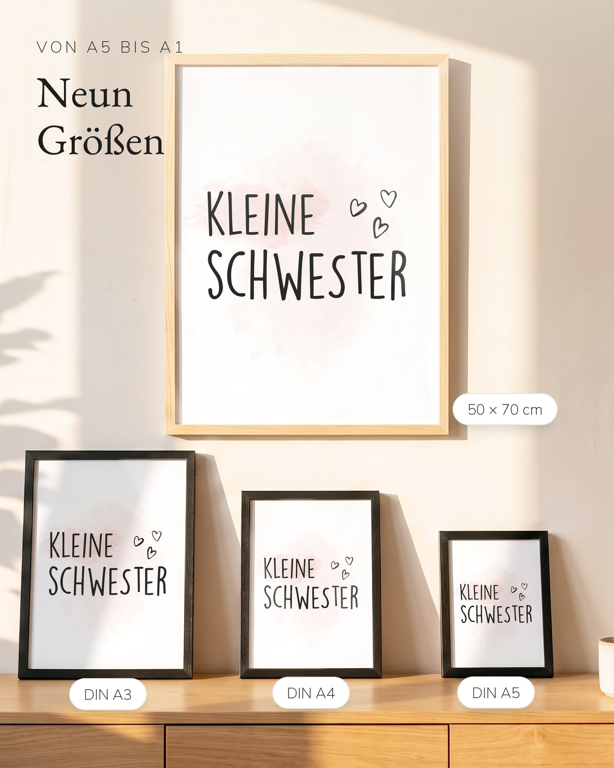 Kinderposter Kleine Schwester in vier Größen an der Wand