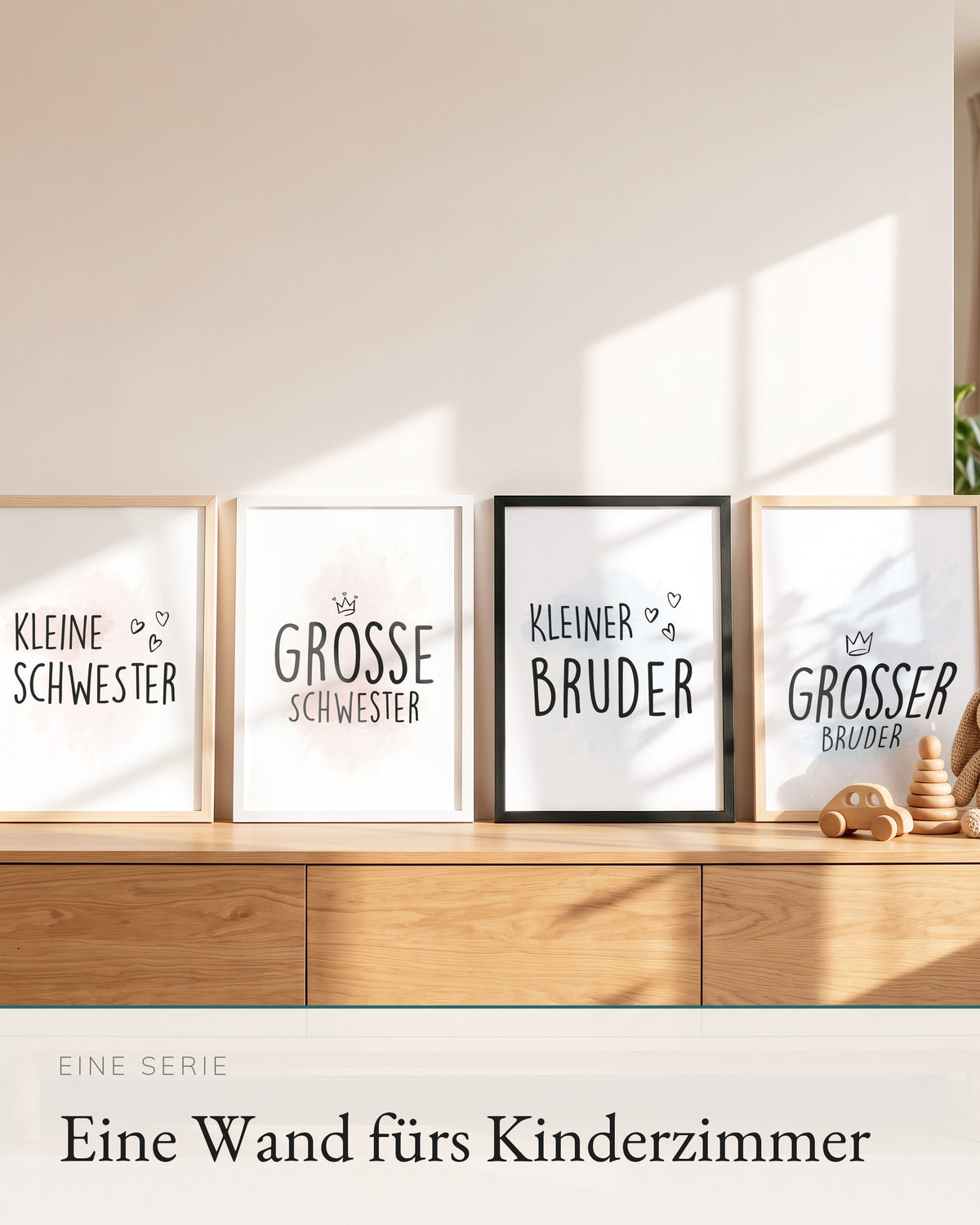 Vier Kinderposter der Serie auf einem Sideboard