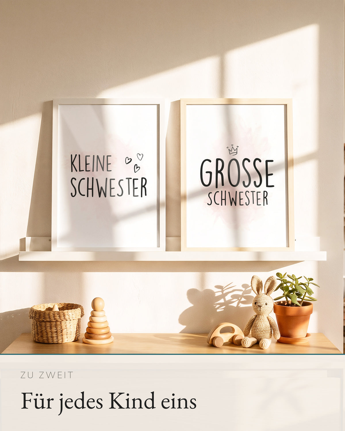 Zwei Kinderposter auf einer Bilderleiste