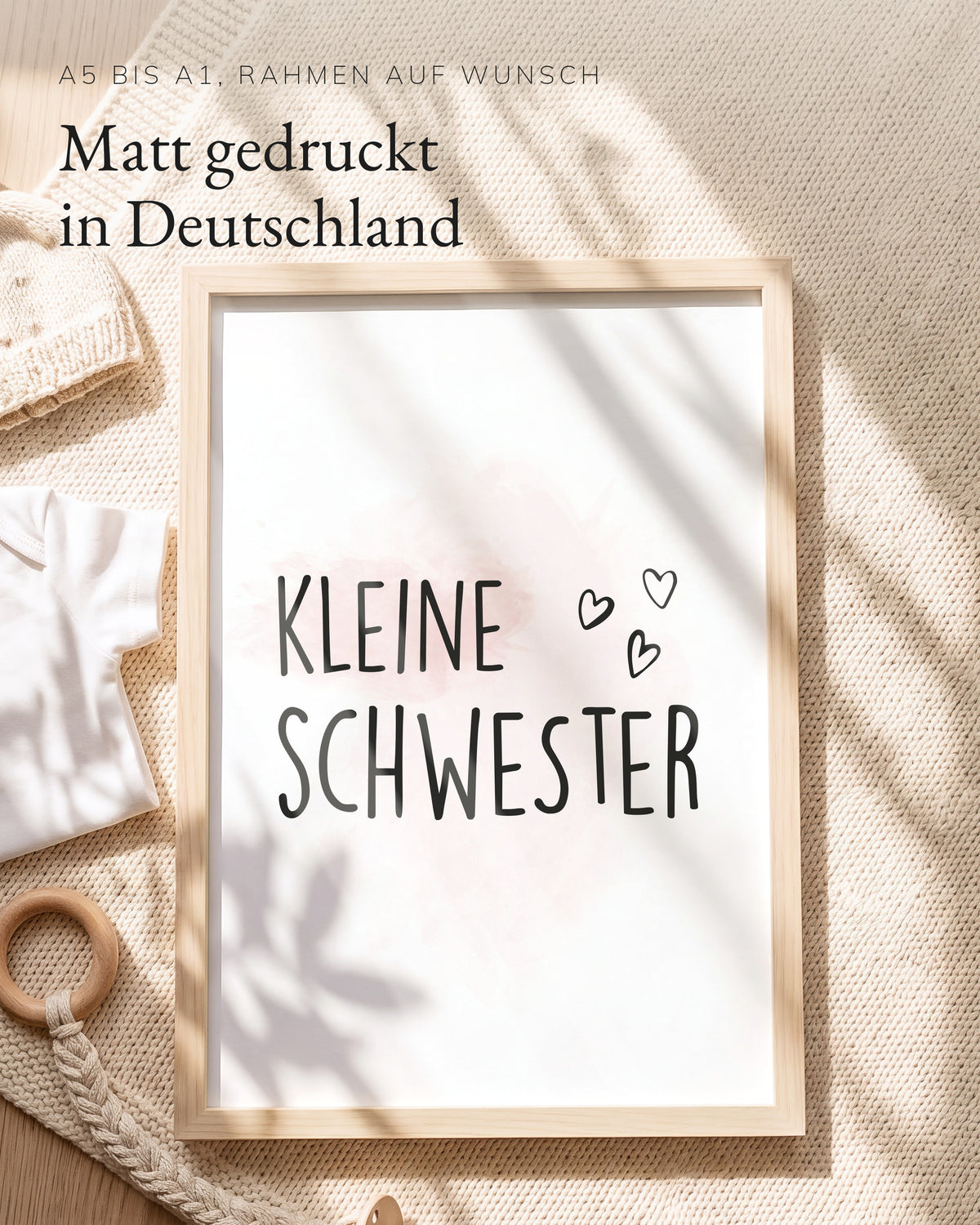 Kinderposter Kleine Schwester im Holzrahmen auf einer Strickdecke