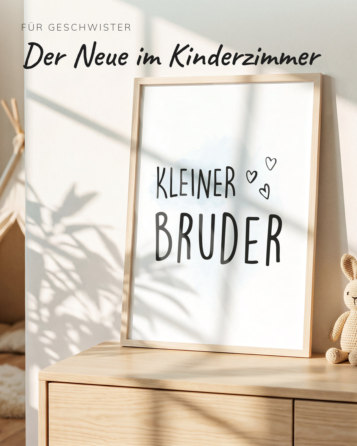 Kinderposter Kleiner Bruder im Holzrahmen auf einer Kommode im Kinderzimmer