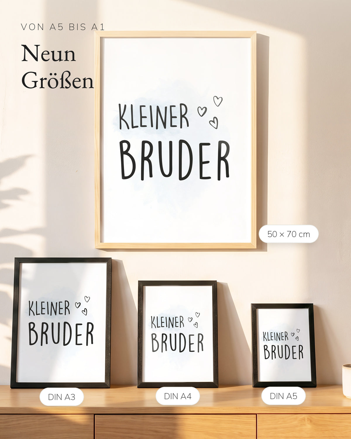 Kinderposter Kleiner Bruder in vier Größen an der Wand