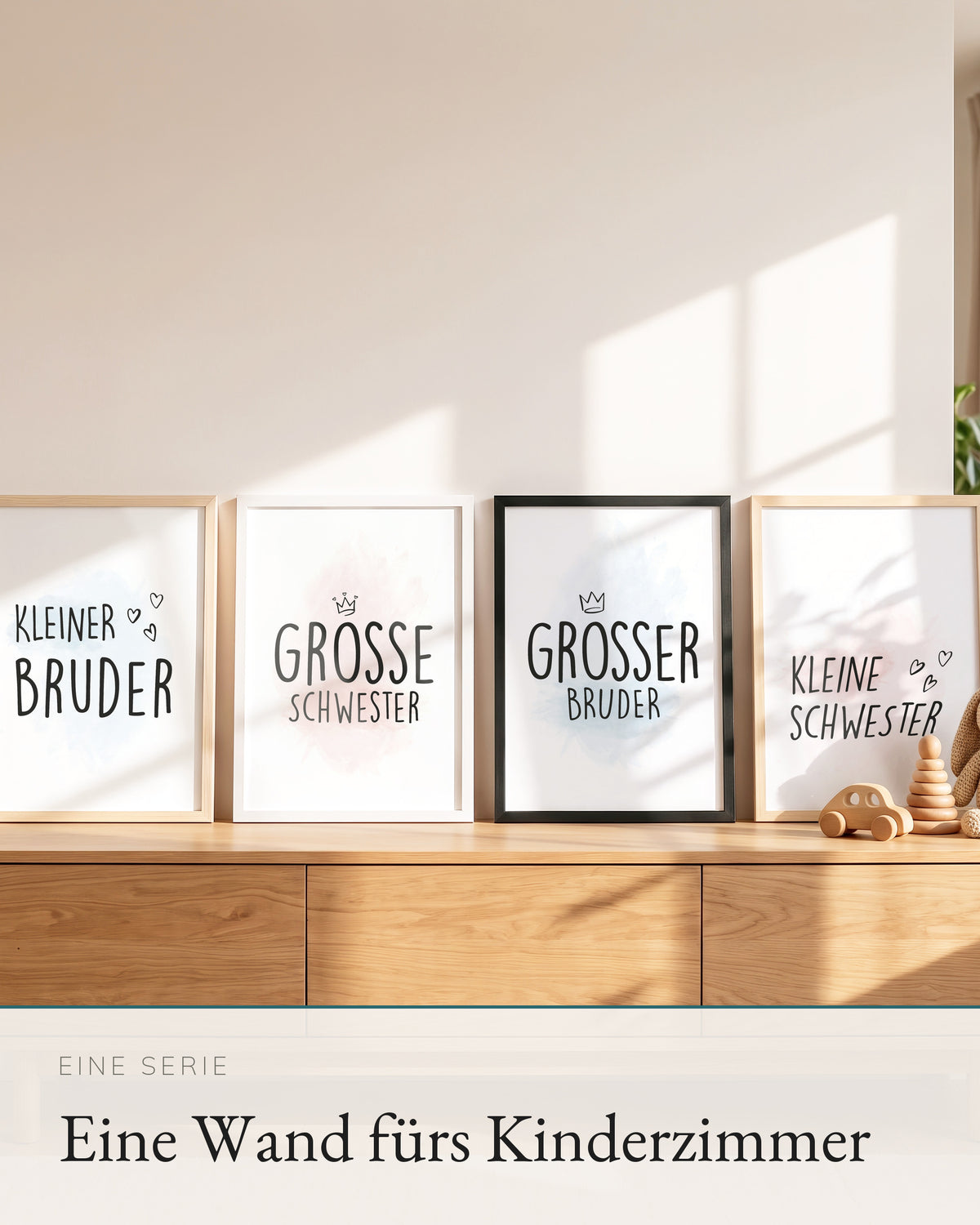 Vier Kinderposter der Serie auf einem Sideboard