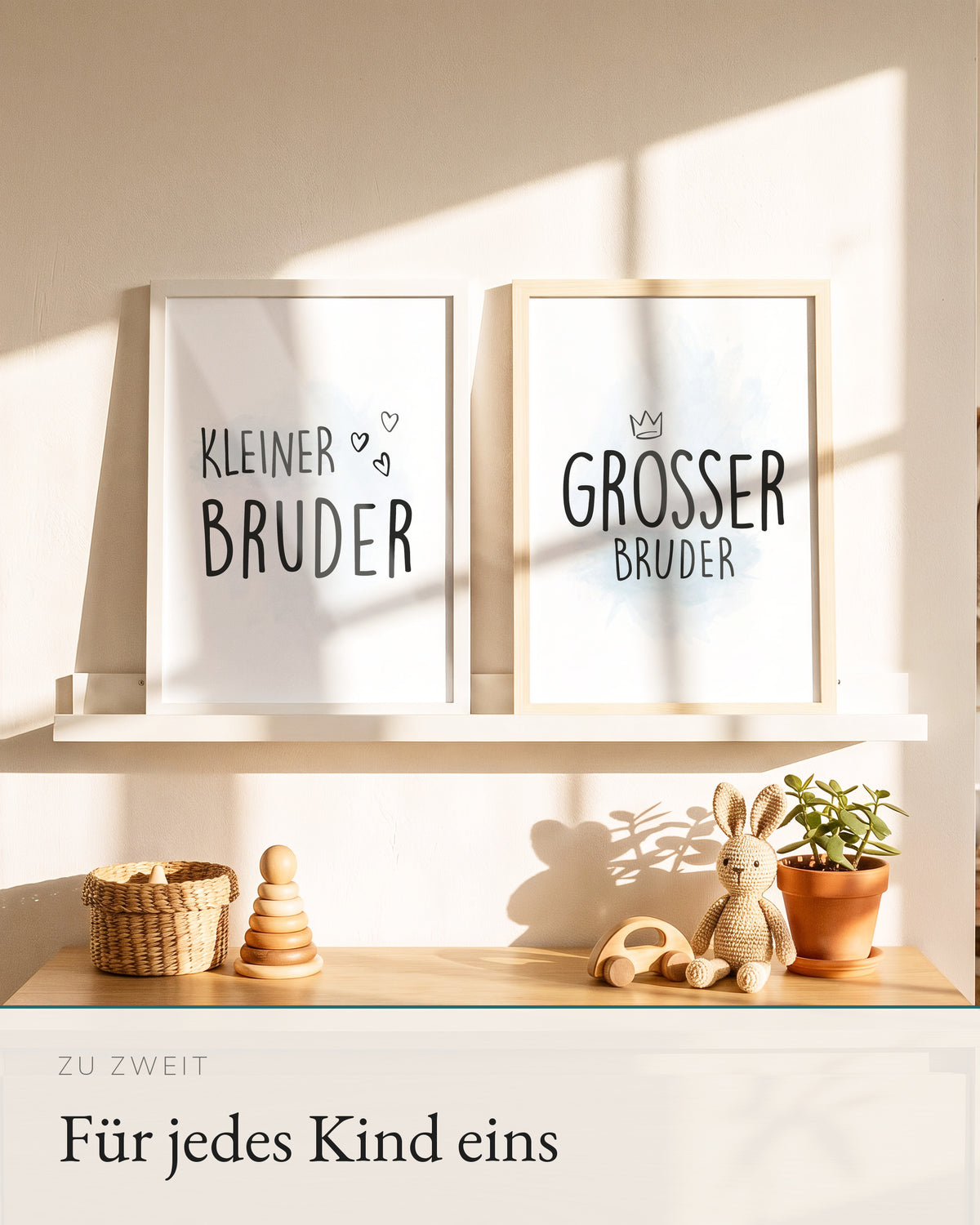 Zwei Kinderposter auf einer Bilderleiste