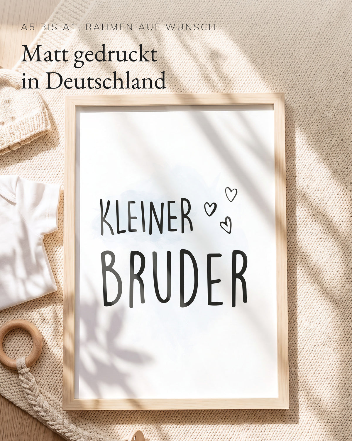 Kinderposter Kleiner Bruder im Holzrahmen auf einer Strickdecke