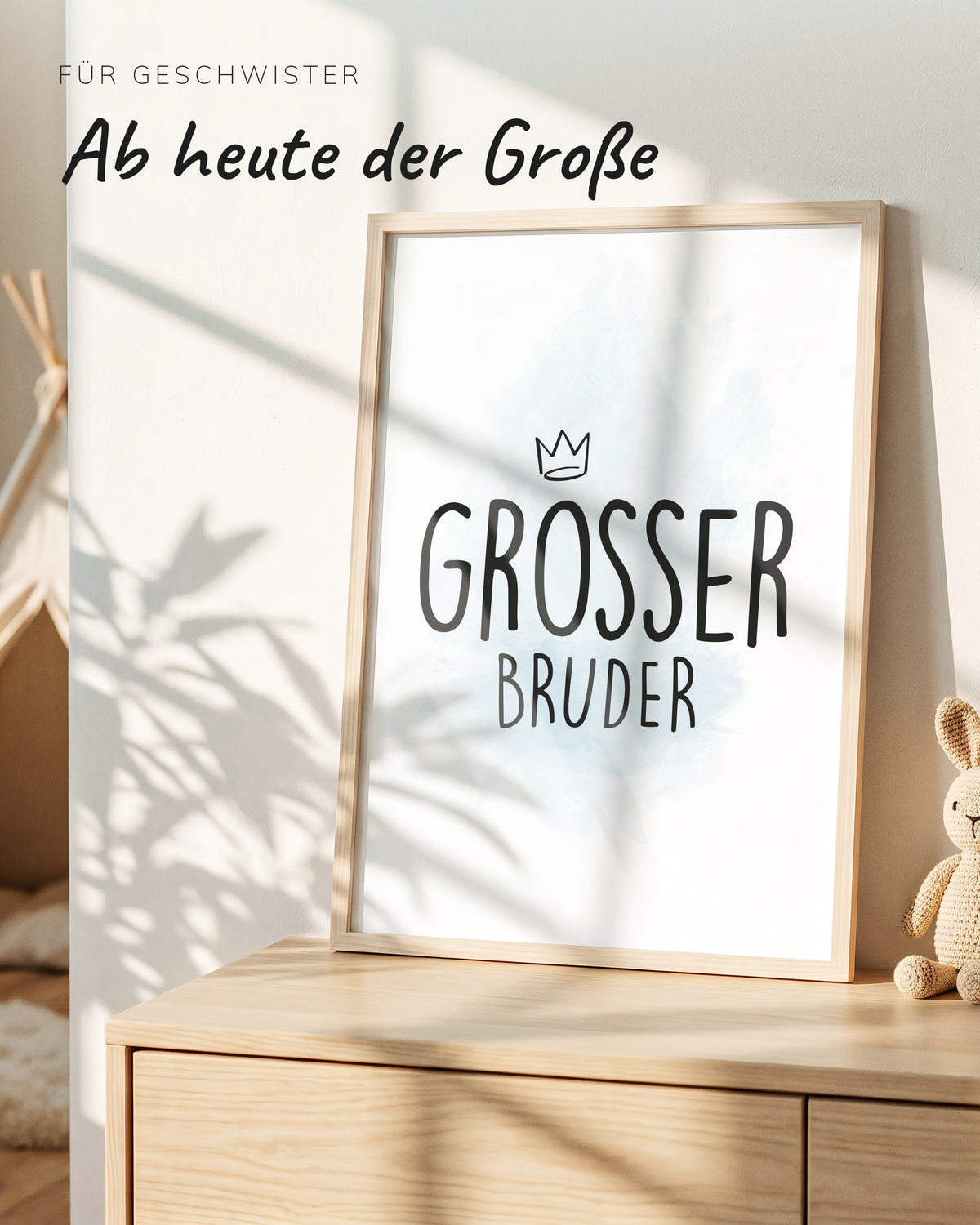 Kinderposter Großer Bruder im Holzrahmen auf einer Kommode im Kinderzimmer