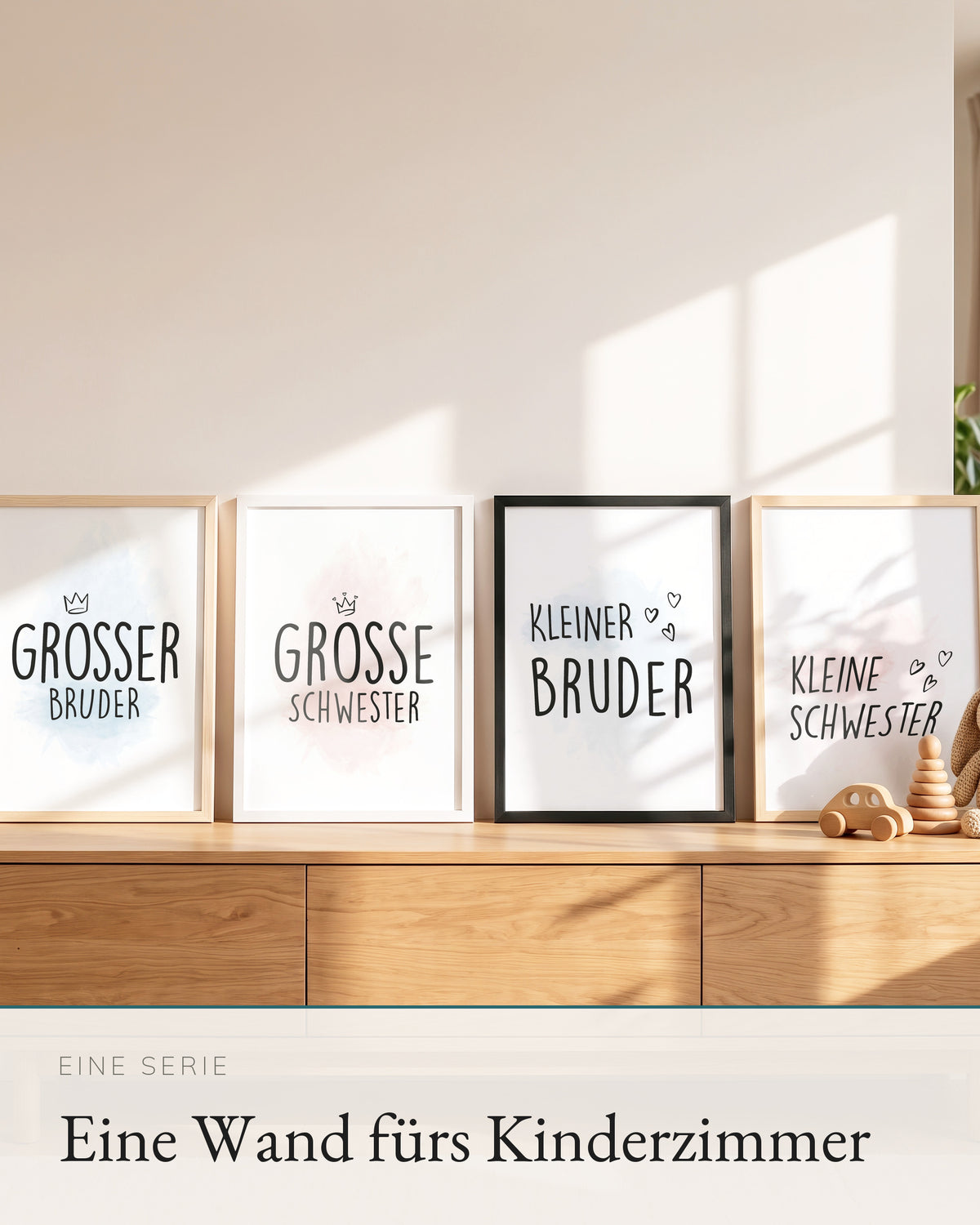 Vier Kinderposter der Serie auf einem Sideboard