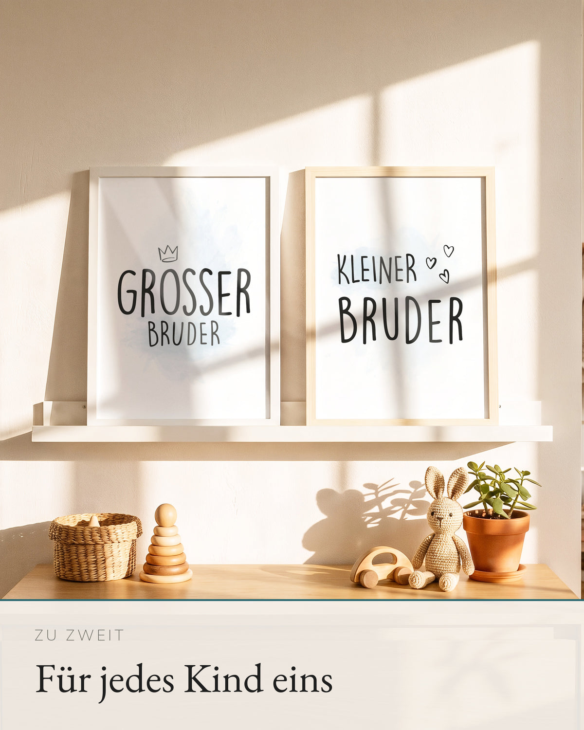 Zwei Kinderposter auf einer Bilderleiste
