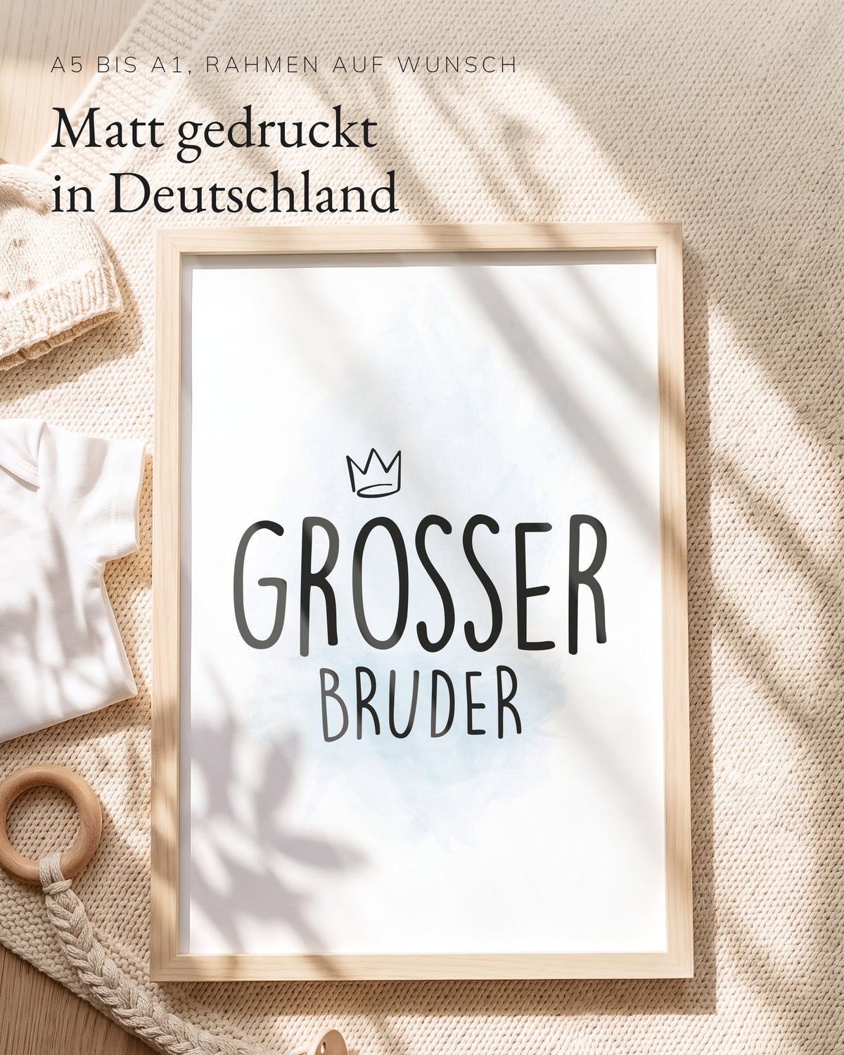 Kinderposter Großer Bruder im Holzrahmen auf einer Strickdecke