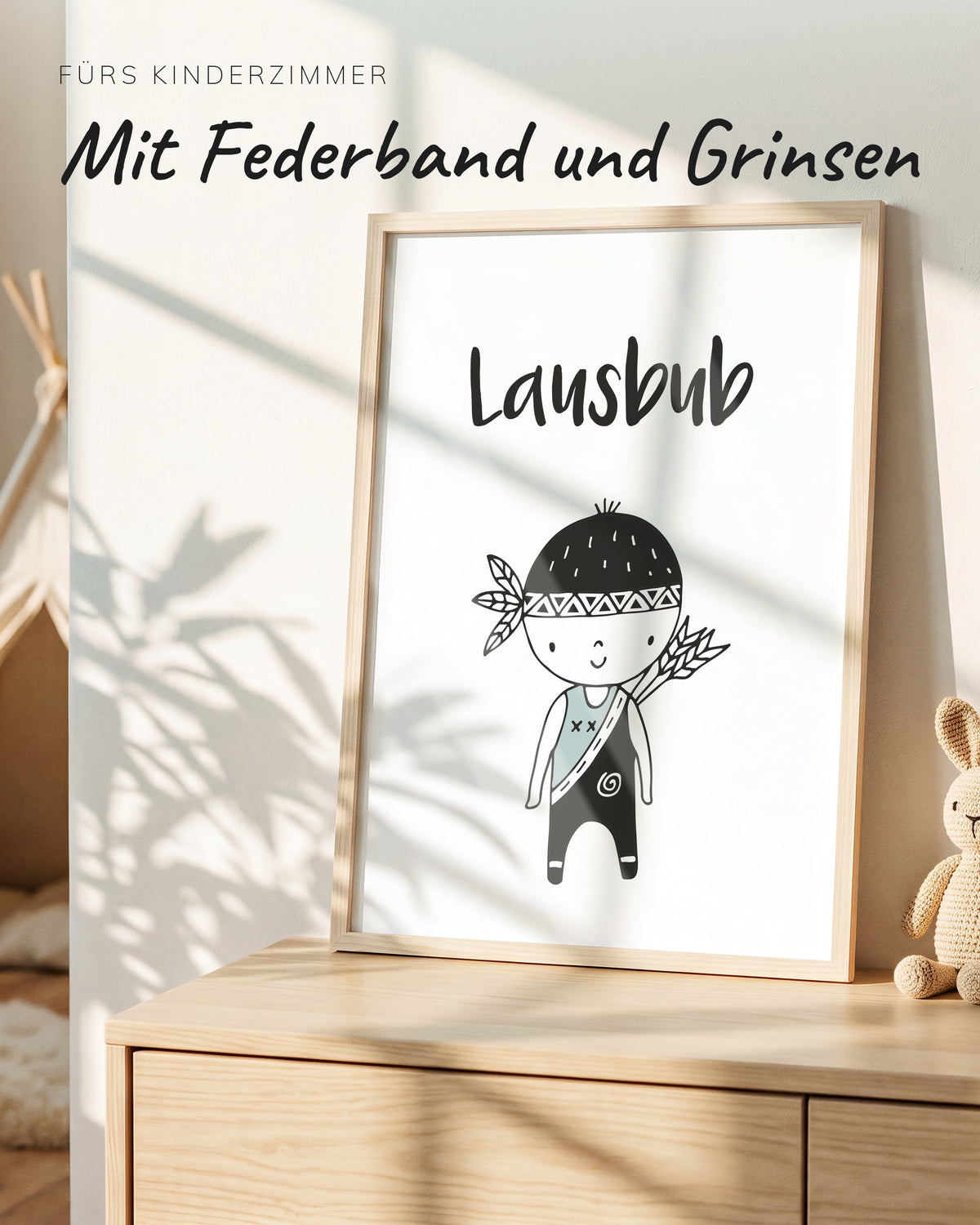 Kinderposter Lausbub im Holzrahmen auf einer Kommode im Kinderzimmer