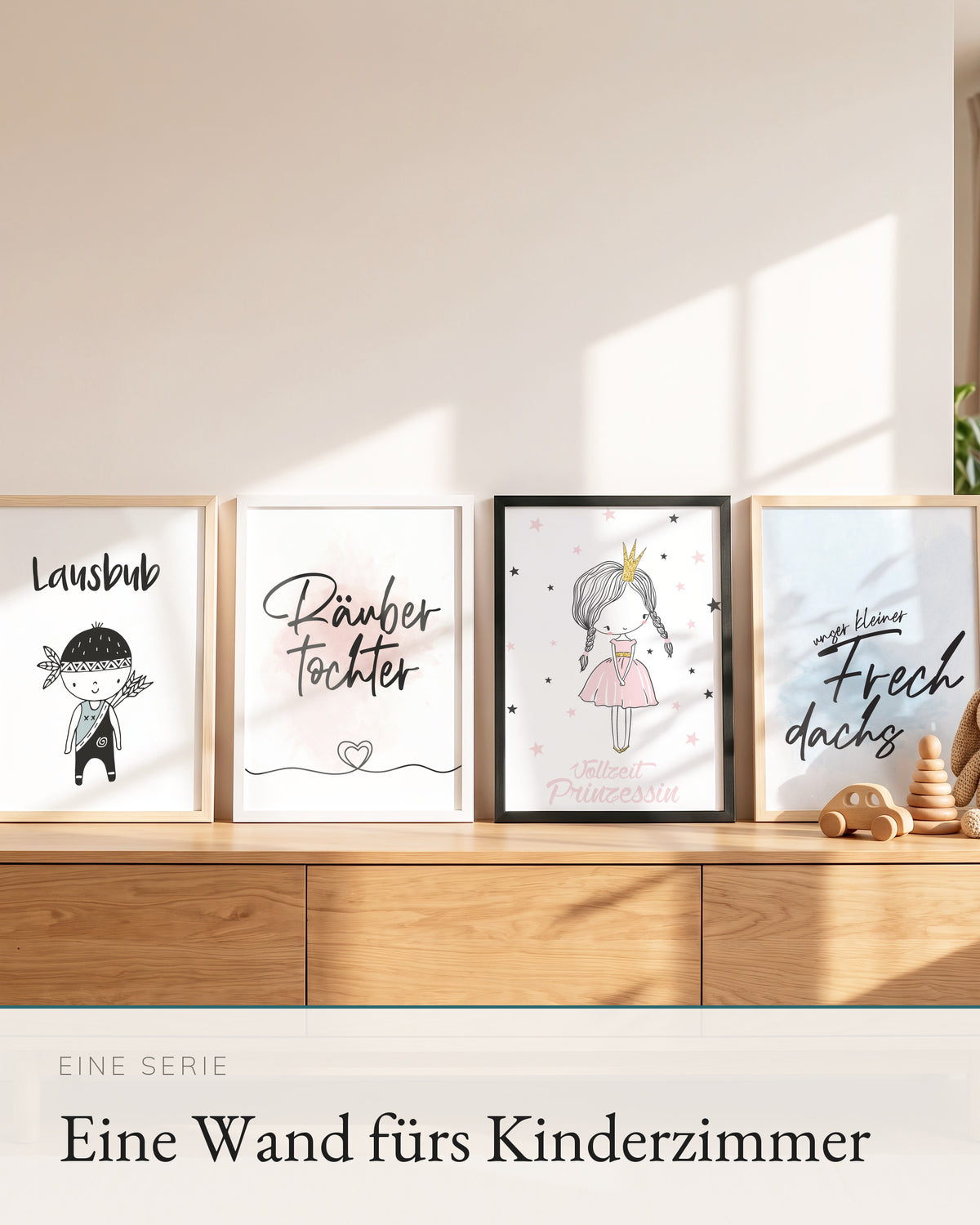 Vier Kinderposter der Serie auf einem Sideboard