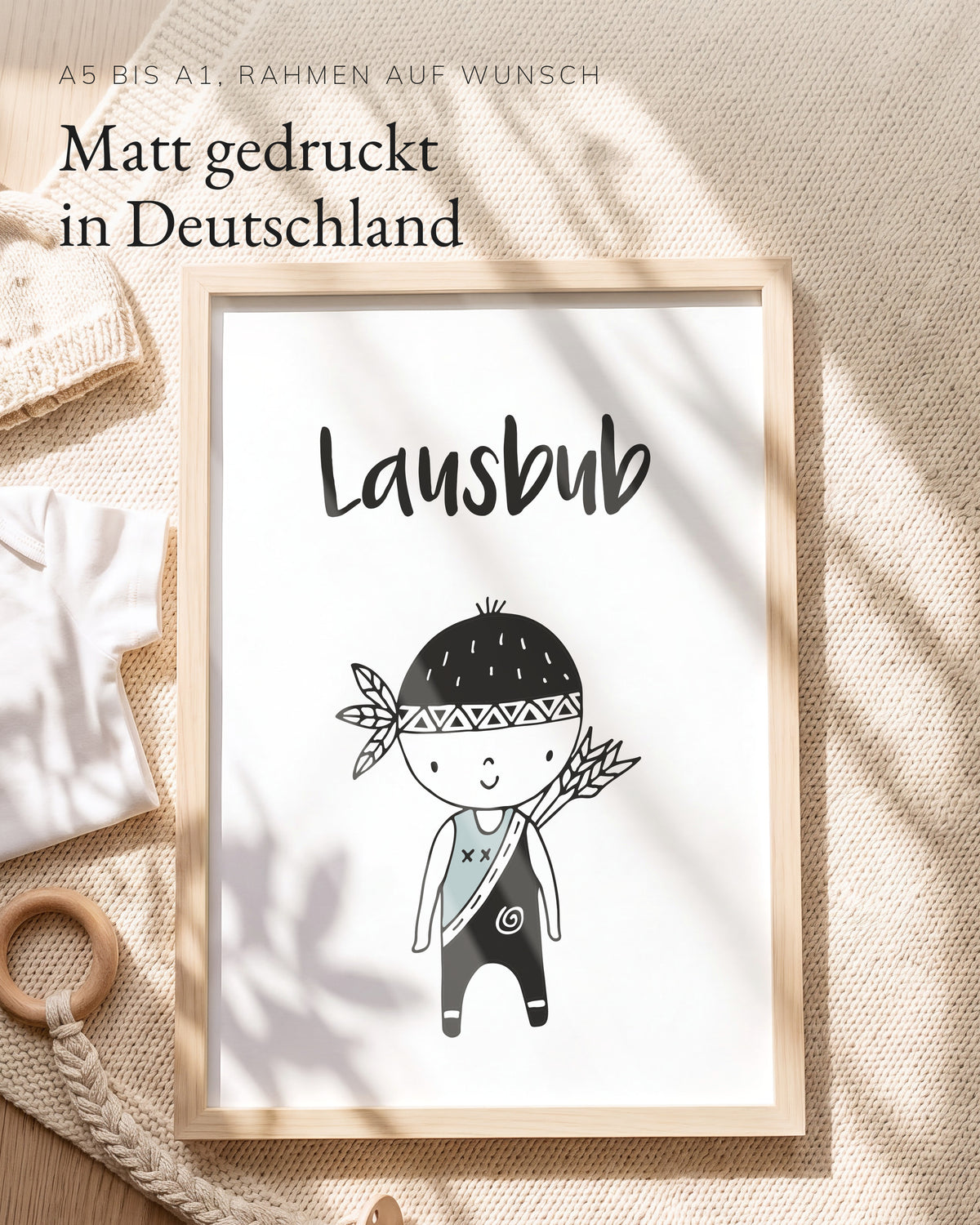 Kinderposter Lausbub im Holzrahmen auf einer Strickdecke