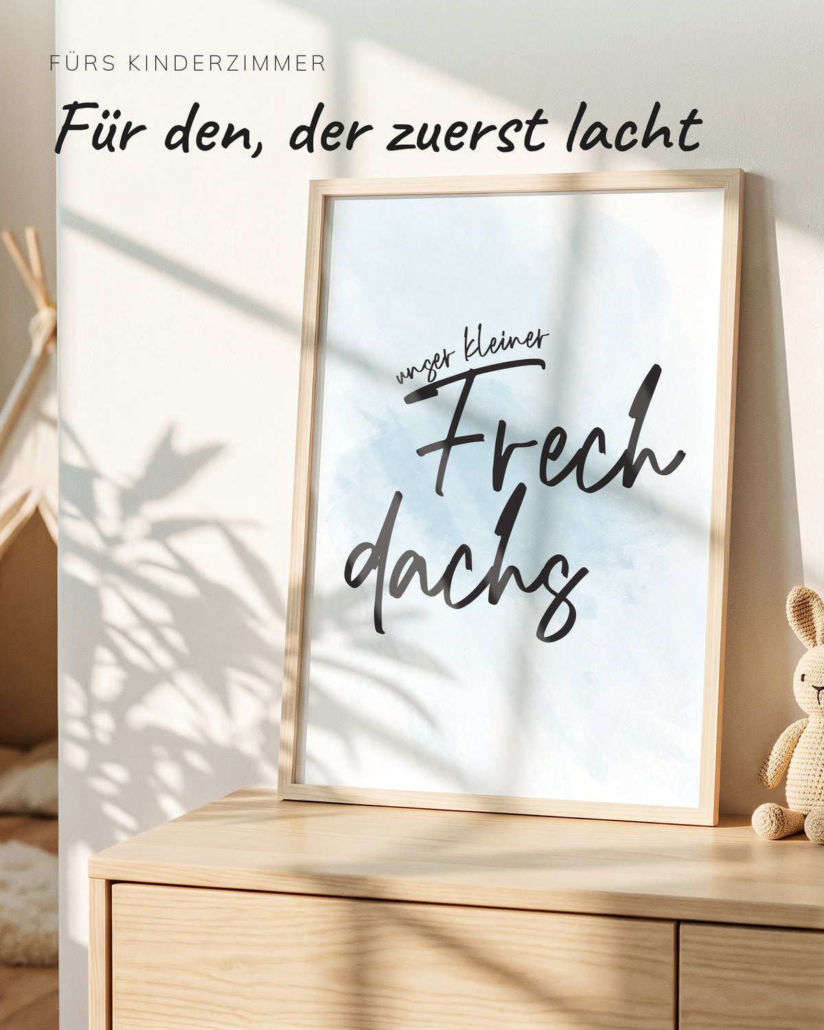 Kinderposter Unser kleiner Frechdachs im Holzrahmen auf einer Kommode im Kinderzimmer