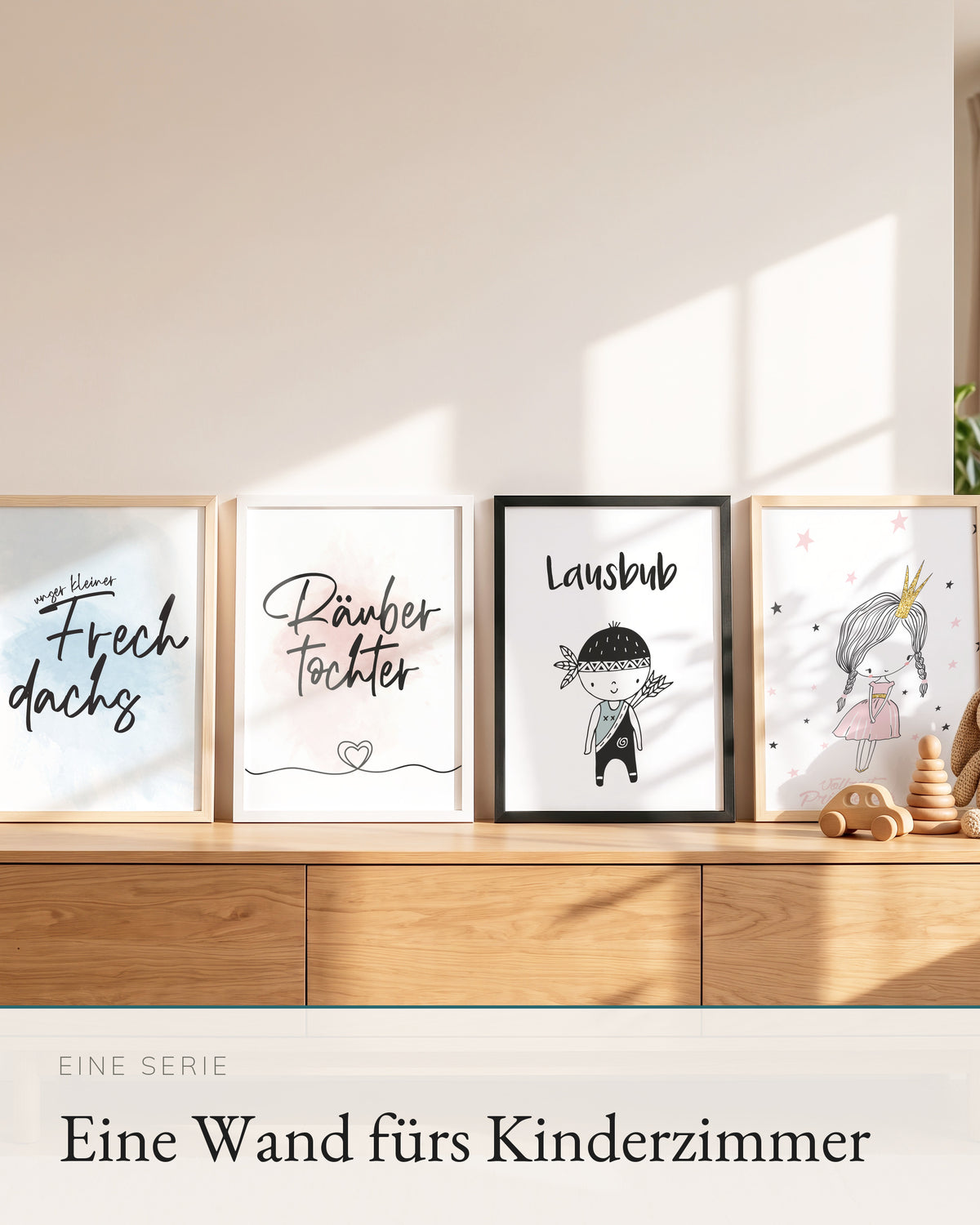 Vier Kinderposter der Serie auf einem Sideboard