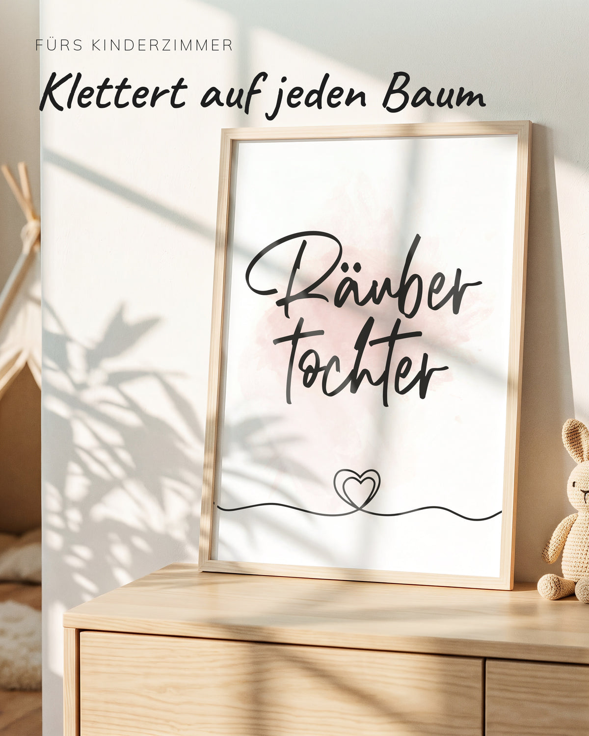 Kinderposter Räubertochter im Holzrahmen auf einer Kommode im Kinderzimmer