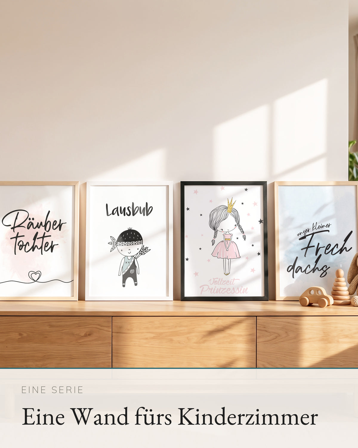 Vier Kinderposter der Serie auf einem Sideboard