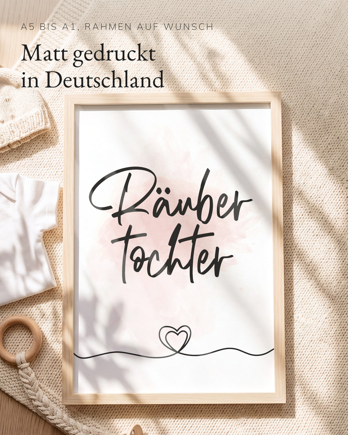 Kinderposter Räubertochter im Holzrahmen auf einer Strickdecke