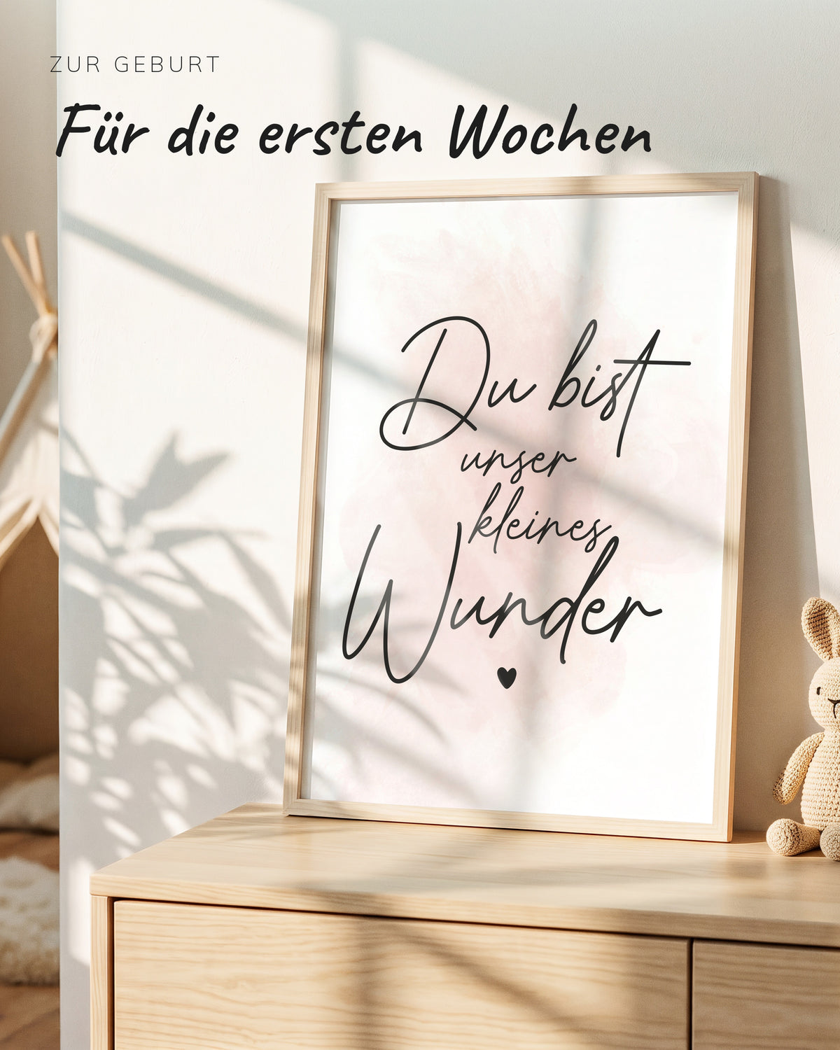 Kinderposter Du bist unser kleines Wunder rosa im Holzrahmen auf einer Kommode im Kinderzimmer