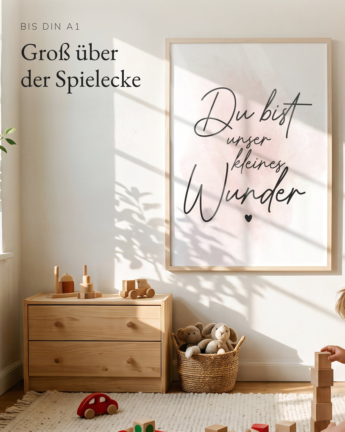 Kinderposter Du bist unser kleines Wunder rosa groß an der Wand über der Spielecke