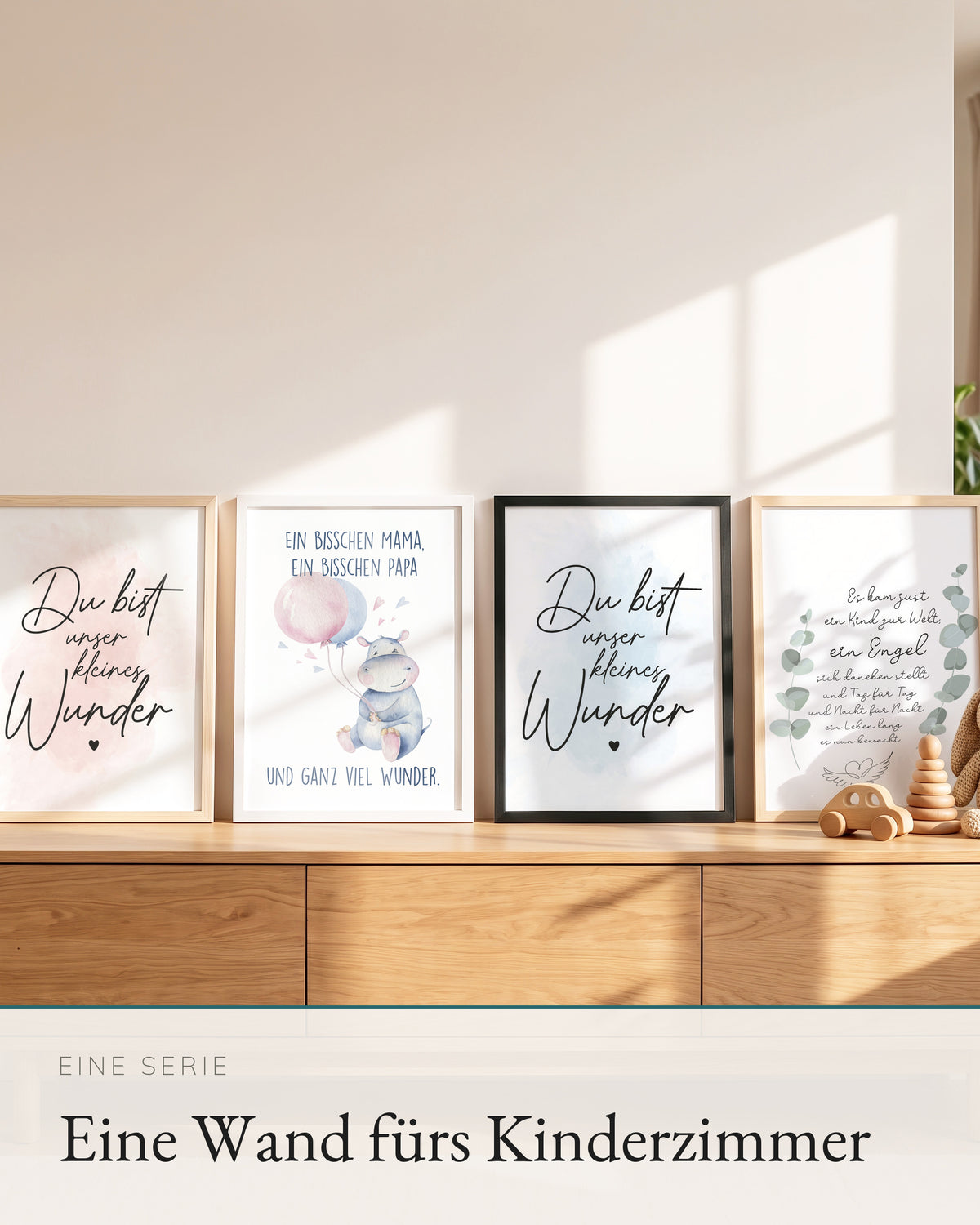 Vier Kinderposter der Serie auf einem Sideboard
