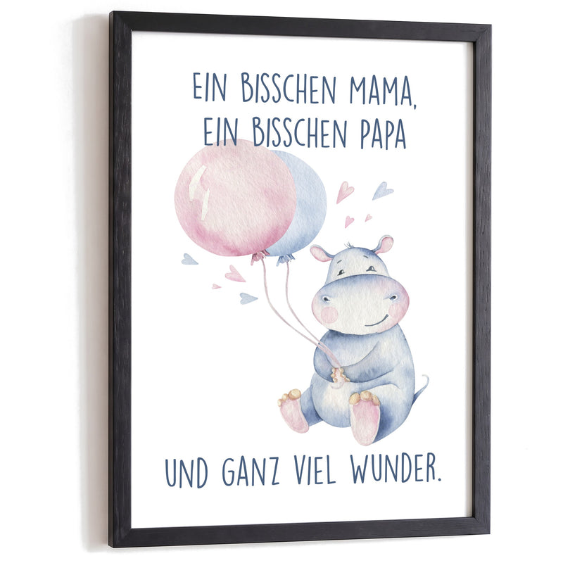 Kinderposter Ein bisschen Mama ein bisschen Papa im schwarzen Holzrahmen