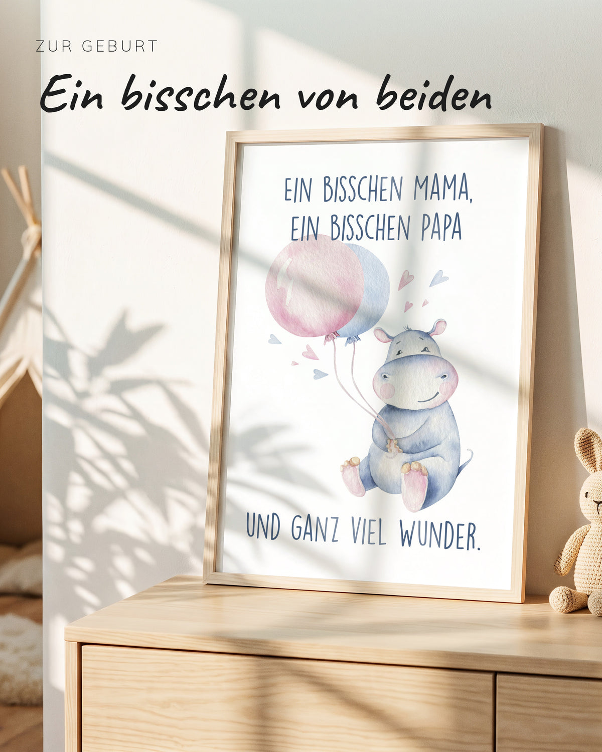 Kinderposter Ein bisschen Mama ein bisschen Papa im Holzrahmen auf einer Kommode im Kinderzimmer
