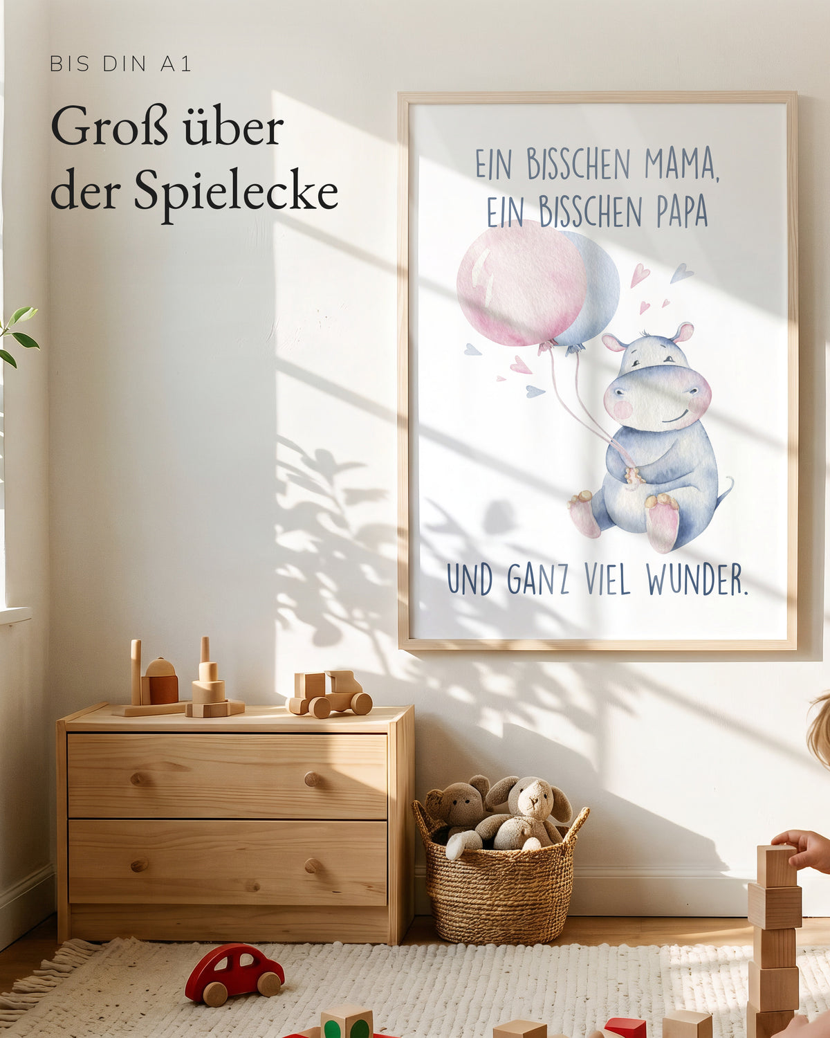 Kinderposter Ein bisschen Mama ein bisschen Papa groß an der Wand über der Spielecke
