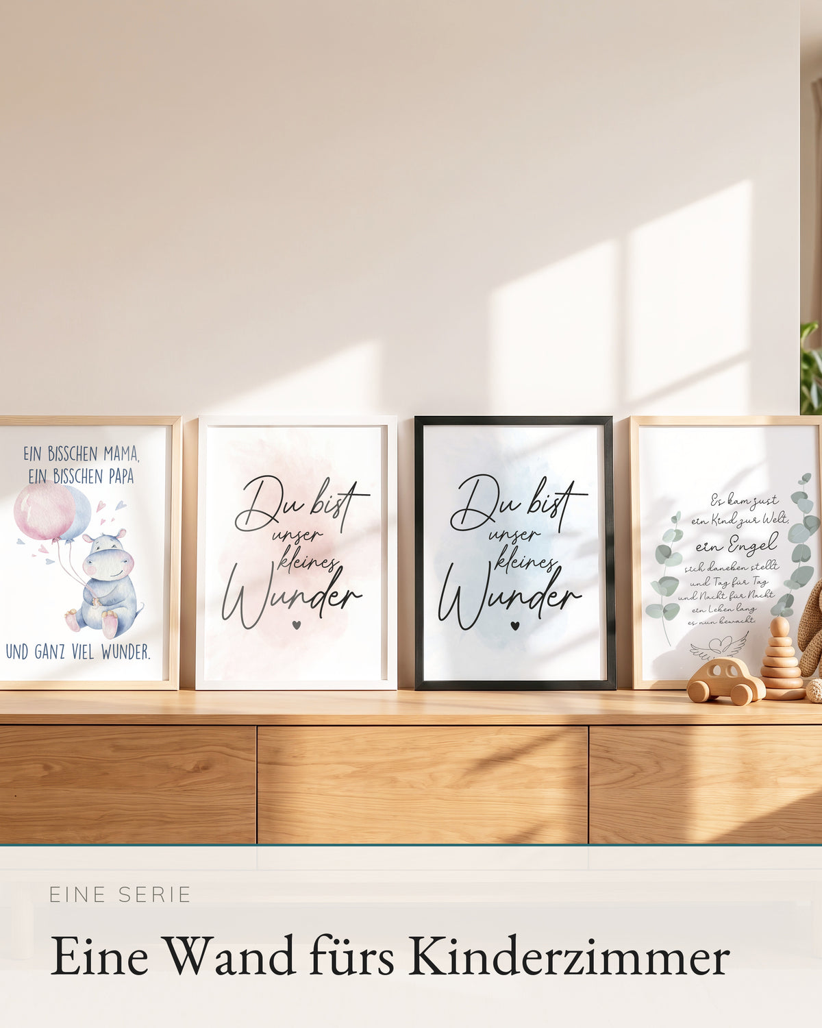 Vier Kinderposter der Serie auf einem Sideboard