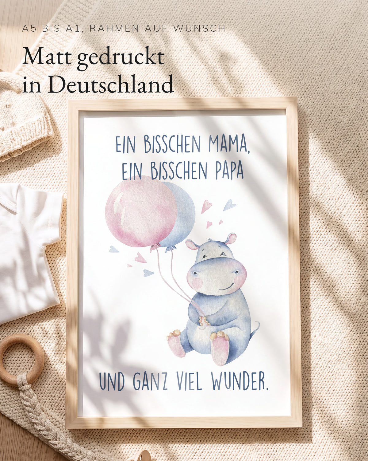 Kinderposter Ein bisschen Mama ein bisschen Papa im Holzrahmen auf einer Strickdecke