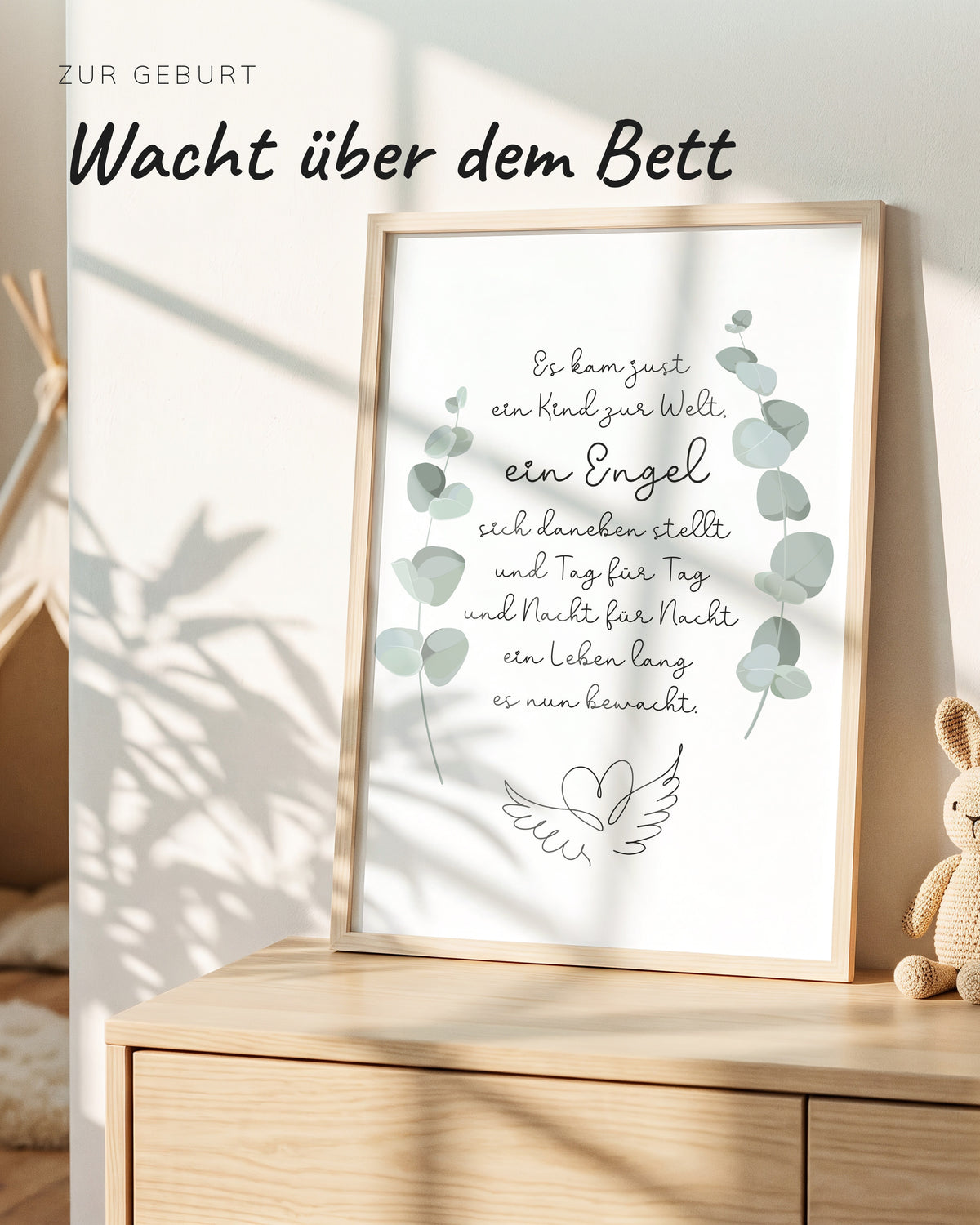 Kinderposter Schutzengel im Holzrahmen auf einer Kommode im Kinderzimmer