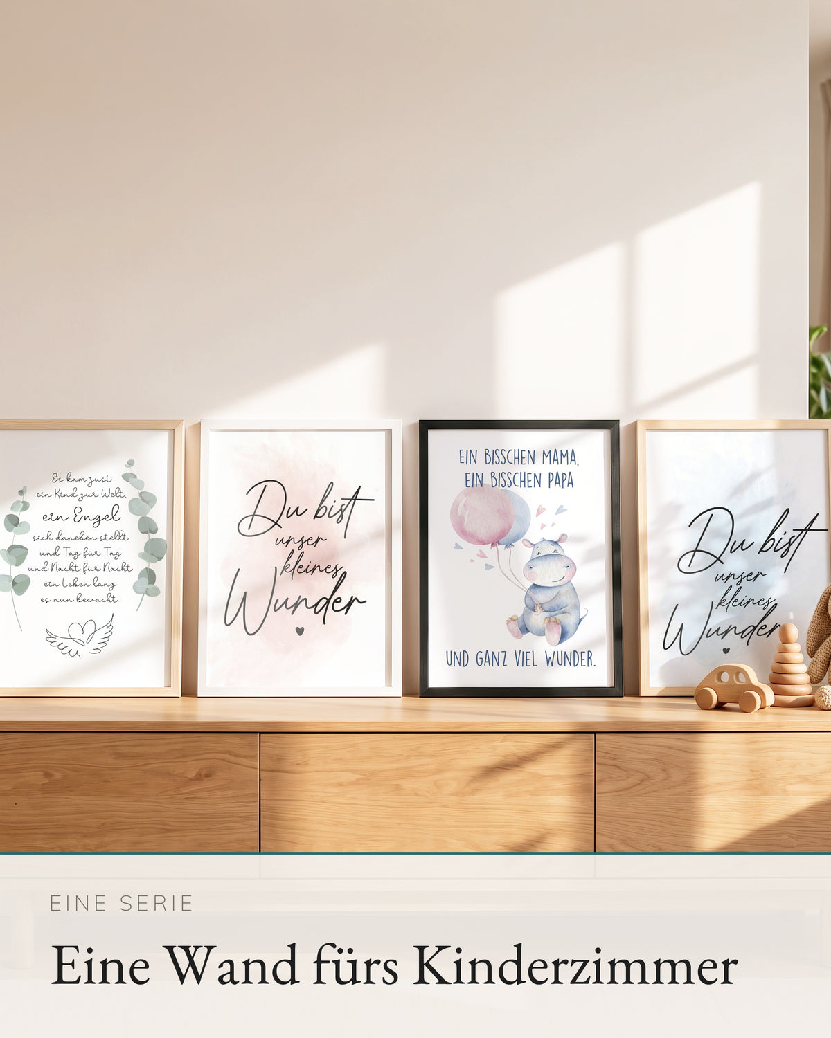 Vier Kinderposter der Serie auf einem Sideboard