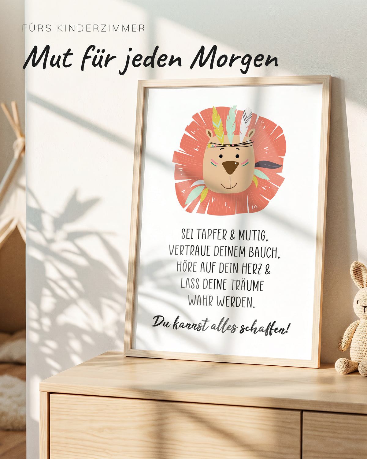 Kinderposter Sei tapfer und mutig im Holzrahmen auf einer Kommode im Kinderzimmer