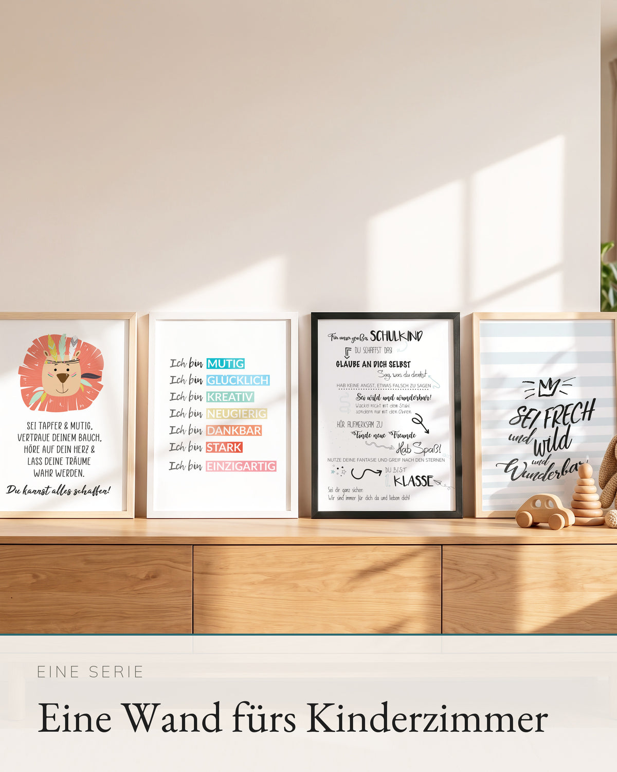 Vier Kinderposter der Serie auf einem Sideboard