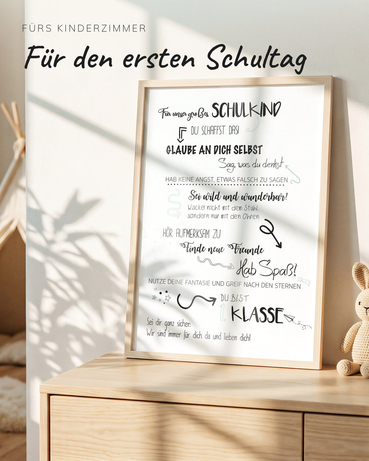 Kinderposter Schulkind im Holzrahmen auf einer Kommode im Kinderzimmer