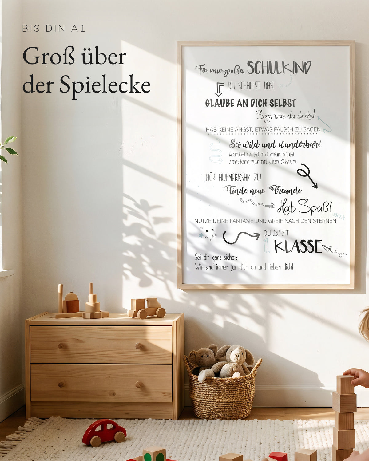 Kinderposter Schulkind groß an der Wand über der Spielecke