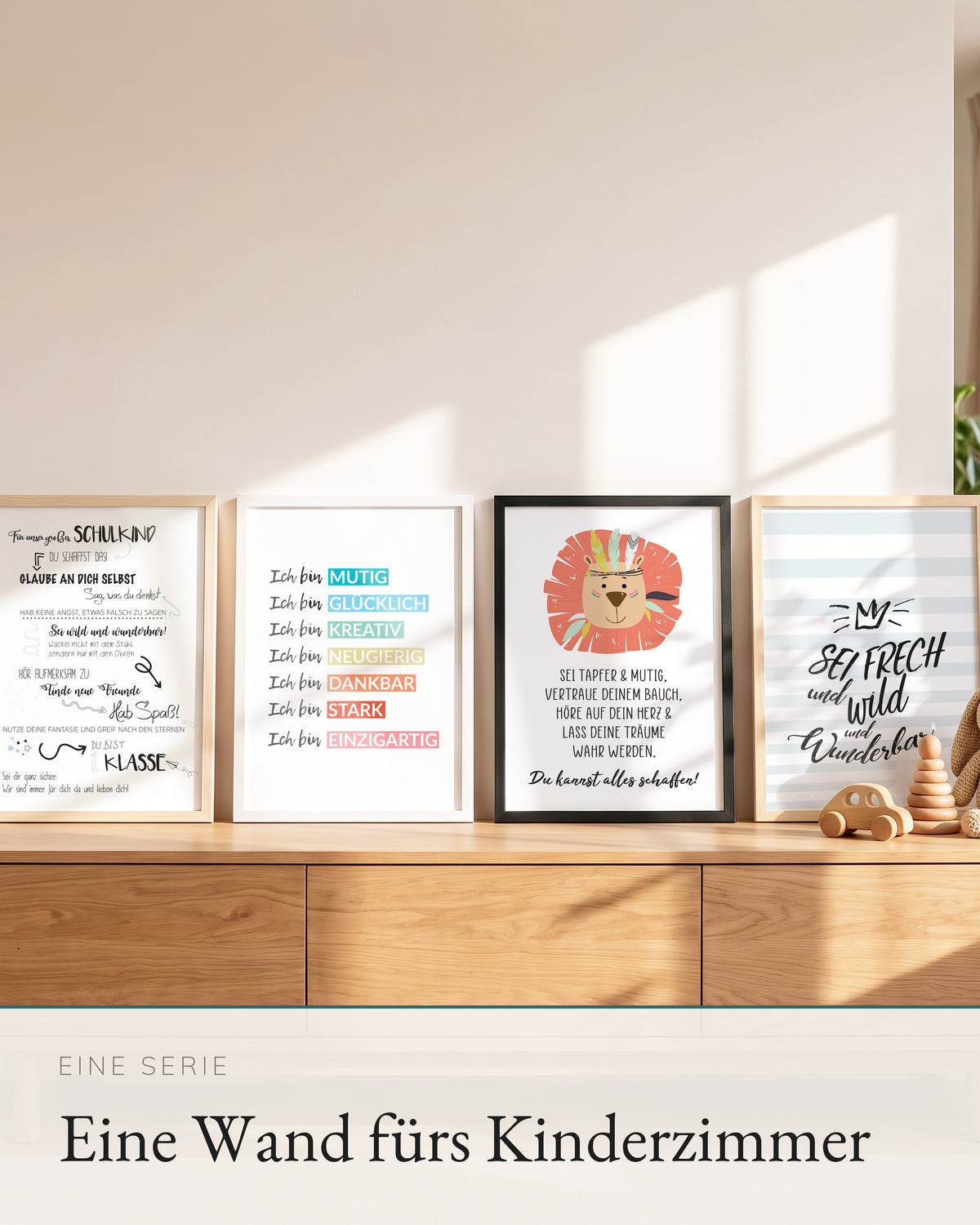 Vier Kinderposter der Serie auf einem Sideboard