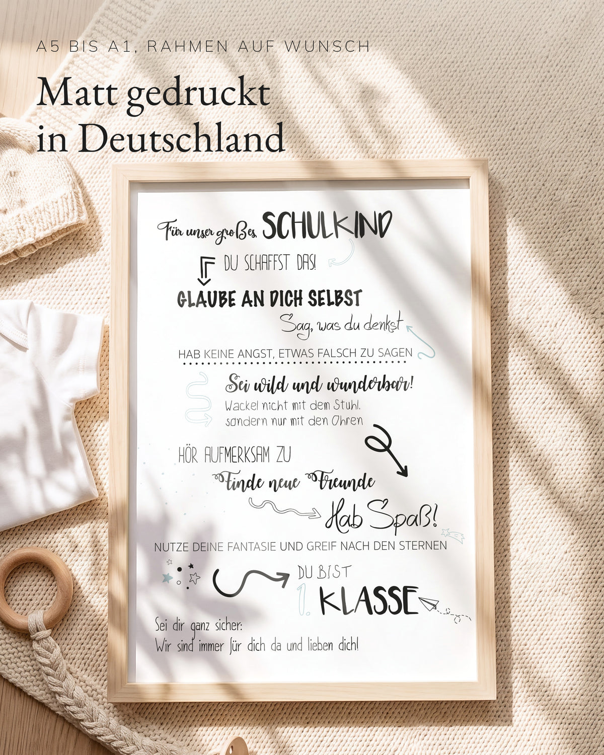 Kinderposter Schulkind im Holzrahmen auf einer Strickdecke