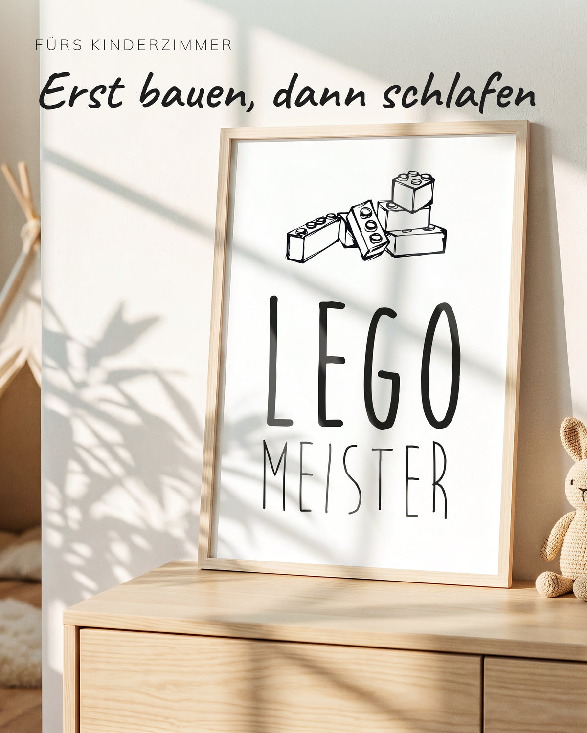 Kinderposter Bausteine Meister im Holzrahmen auf einer Kommode im Kinderzimmer