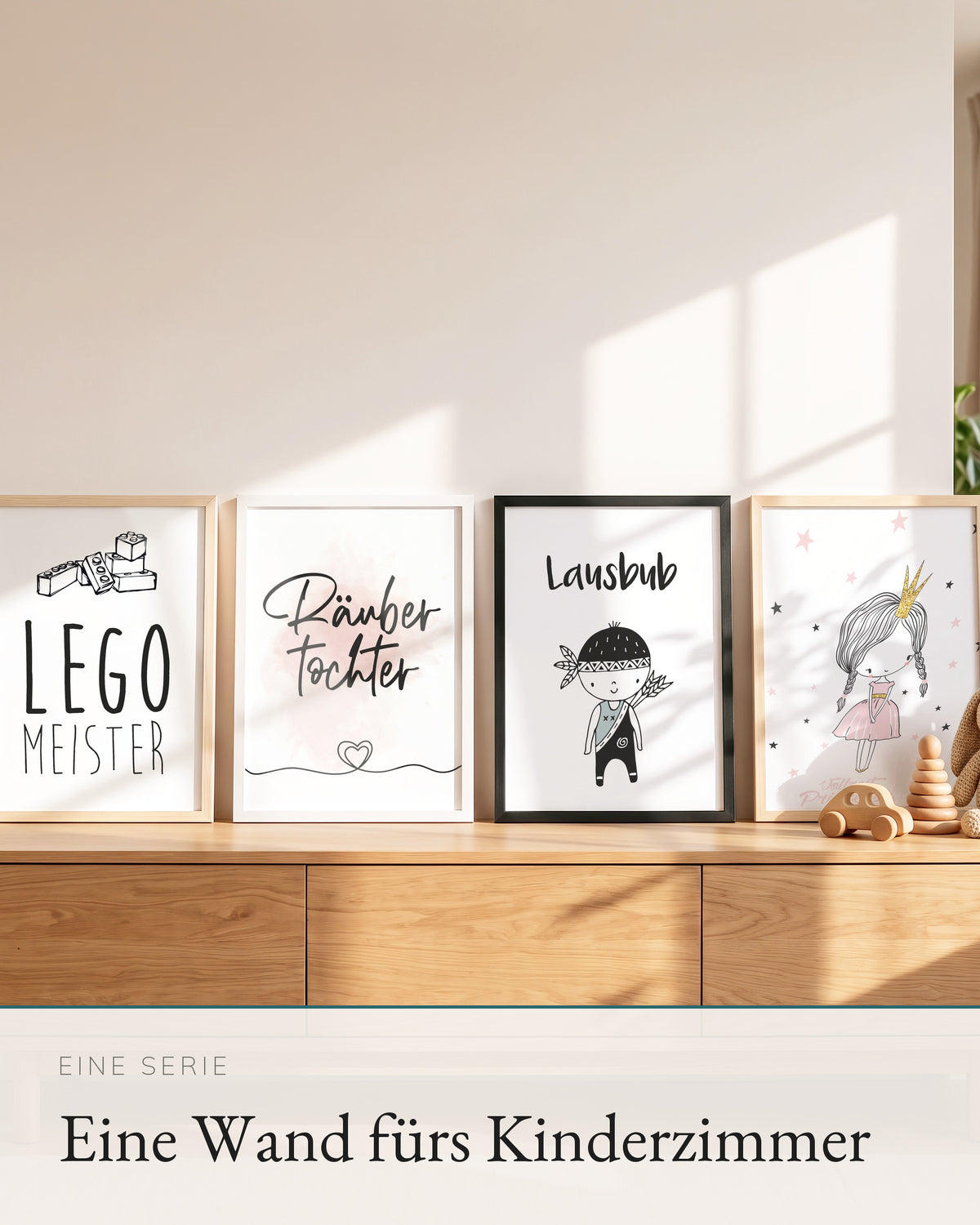 Vier Kinderposter der Serie auf einem Sideboard